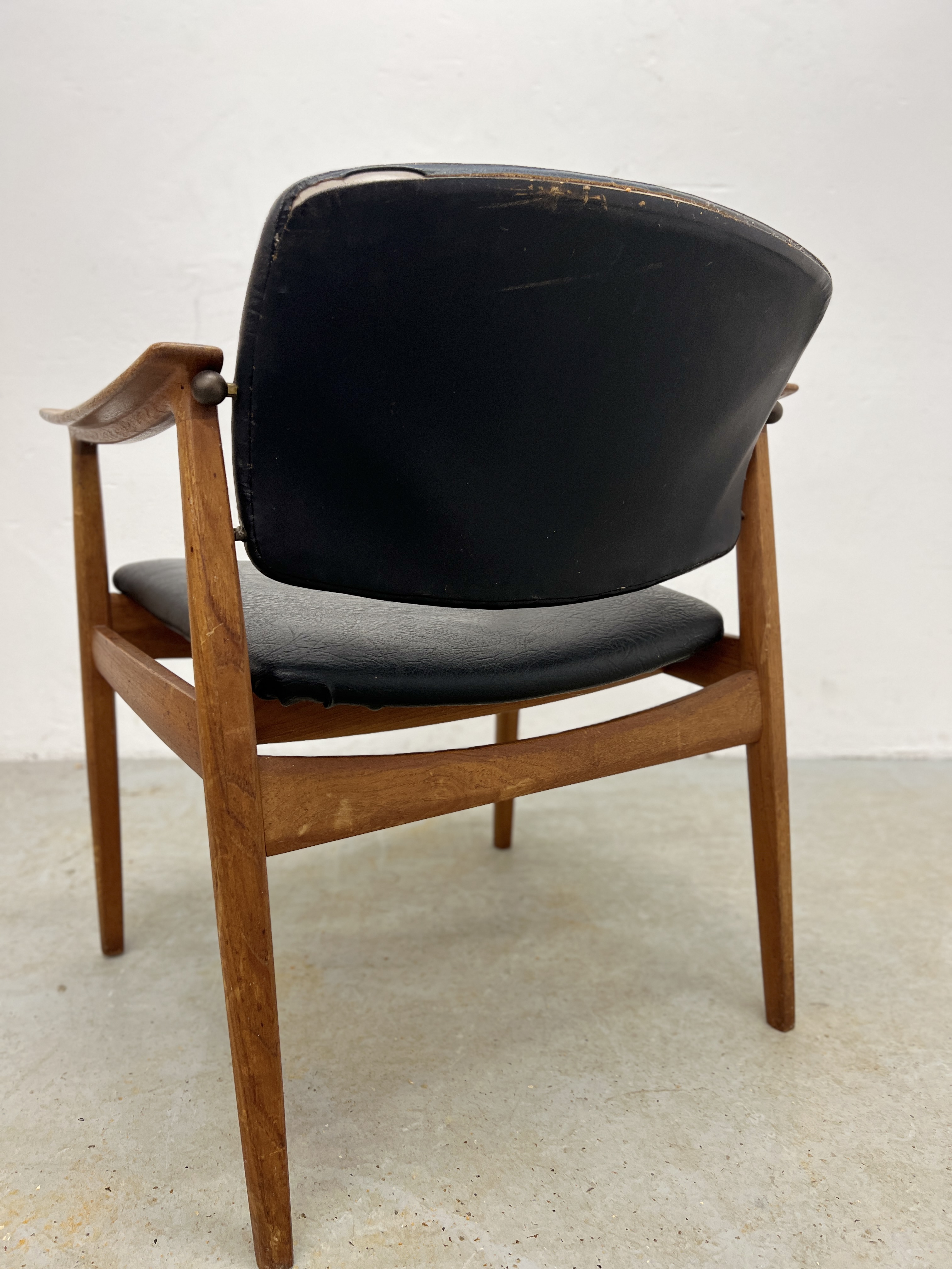 A MID CENTURY DANISH TEAK OPEN ELBOW CHAIR BEARING LABEL FRANCE & SON. - Image 9 of 13