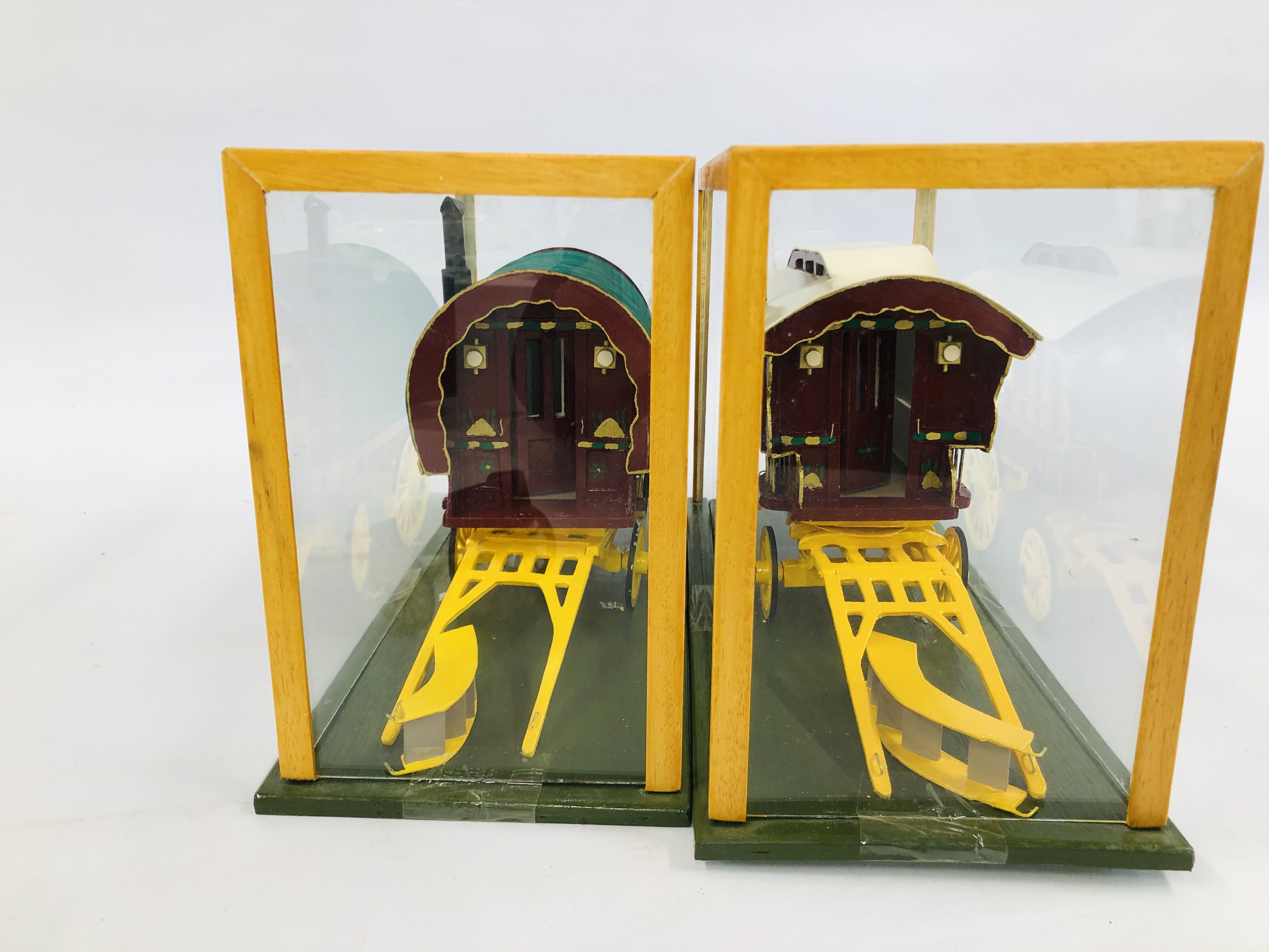 TWO WOODEN SCRATCH BUILT TRADITIONAL CARAVANS IN GLASS DISPLAY CASES ALONG WITH A FURTHER WOODEN - Image 6 of 6