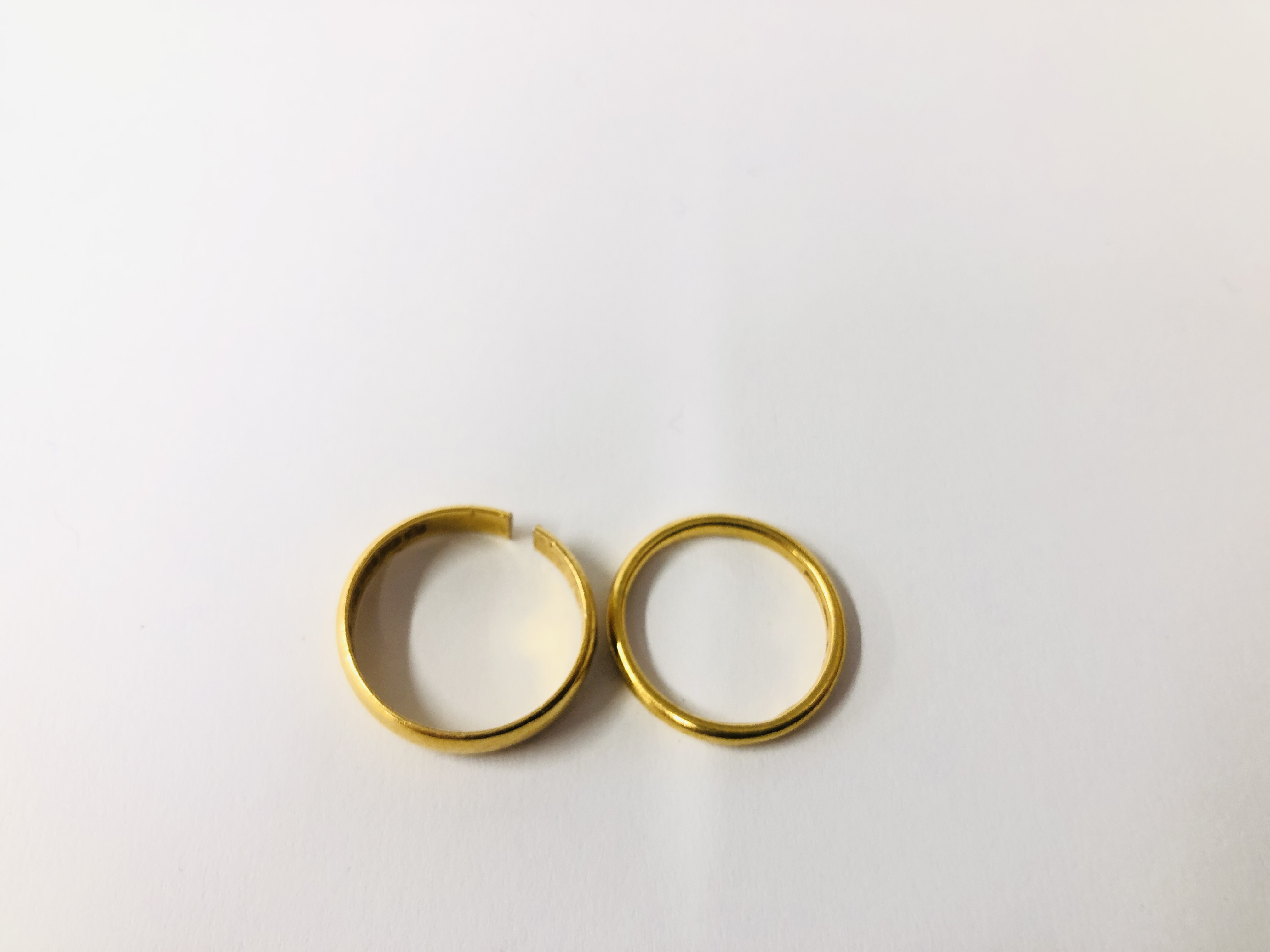 A LADIES 22CT GOLD WEDDING BAND AND A FURTHER 22CT GOLD WEDDING BAND (CUT). - Image 2 of 9