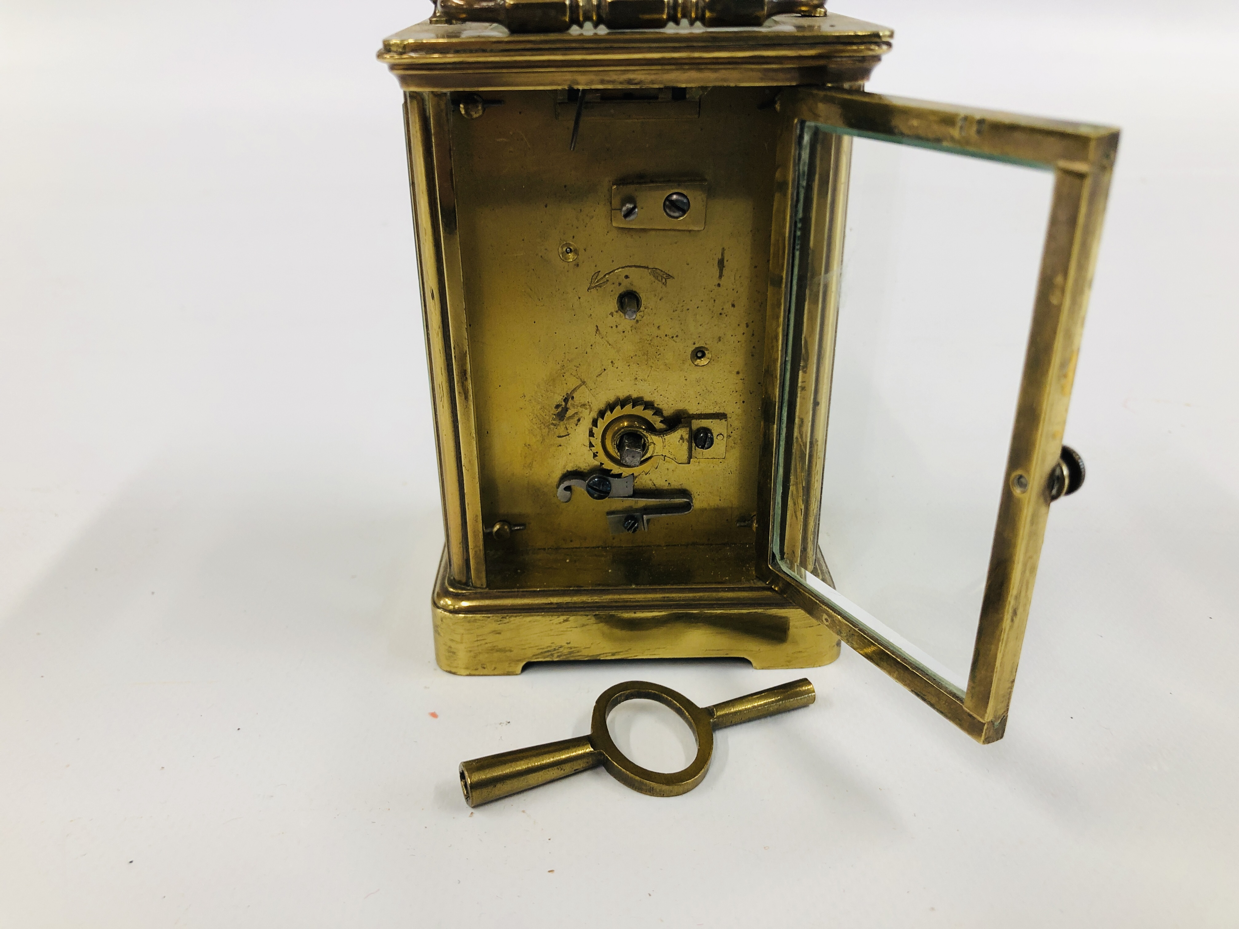 A VINTAGE BRASS CARRIAGE CLOCK H 11CM. - Image 4 of 4