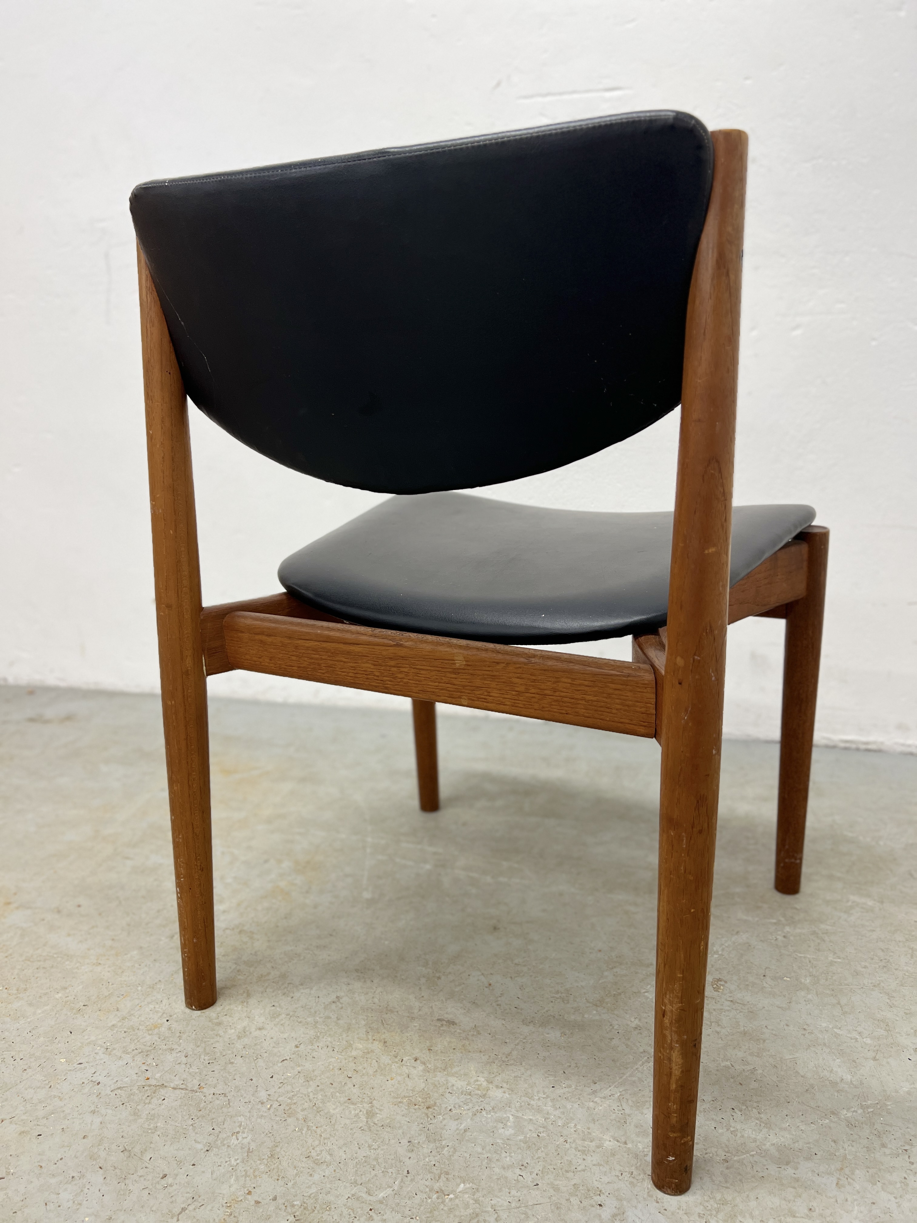 A MID CENTURY DANISH TEAK SIDE CHAIR BEARING LABEL FRANCE & SON. DESIGNED BY FIN JUHL A/F NO. - Image 8 of 10