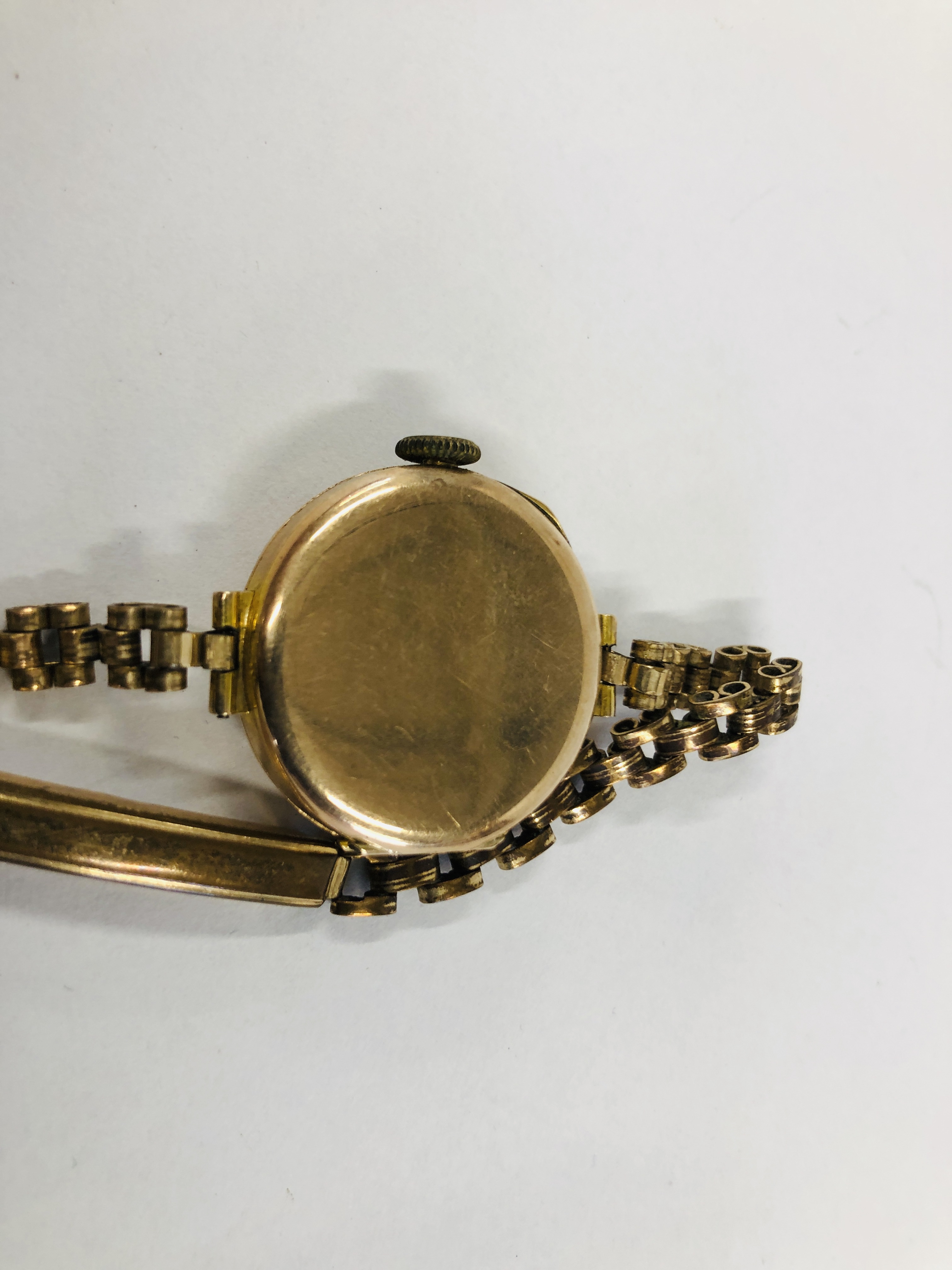 A LADIES 9CT GOLD WRIST WATCH ON A PLATED STRAP - Image 6 of 9