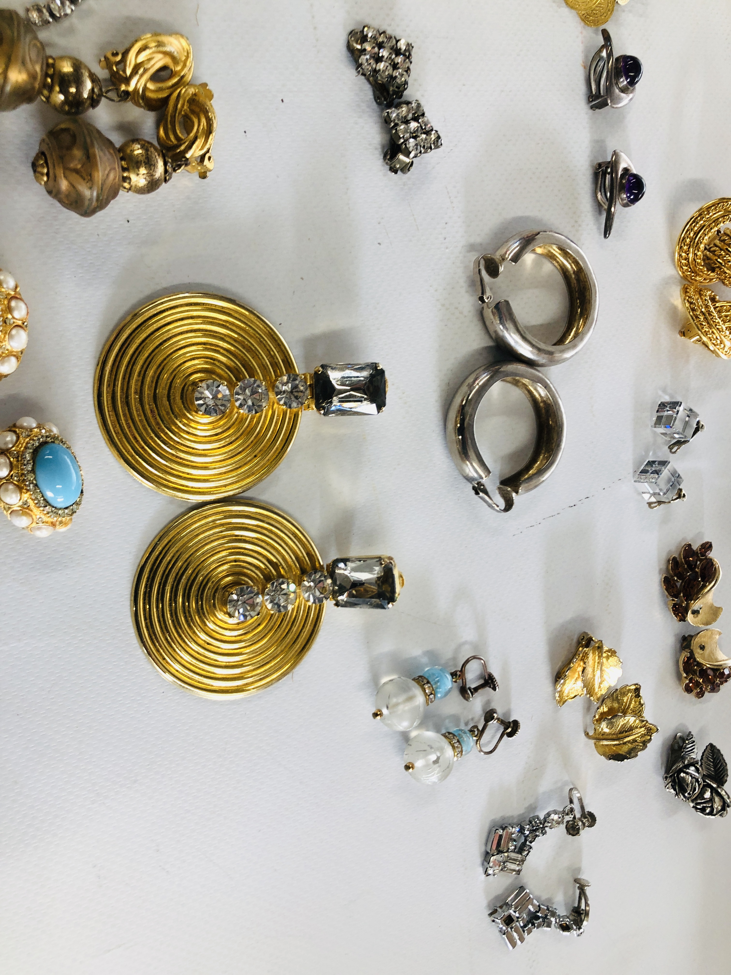 40 PAIRS OF VARIOUS CLIP ON COSTUME JEWELLERY EARRINGS. - Image 8 of 9