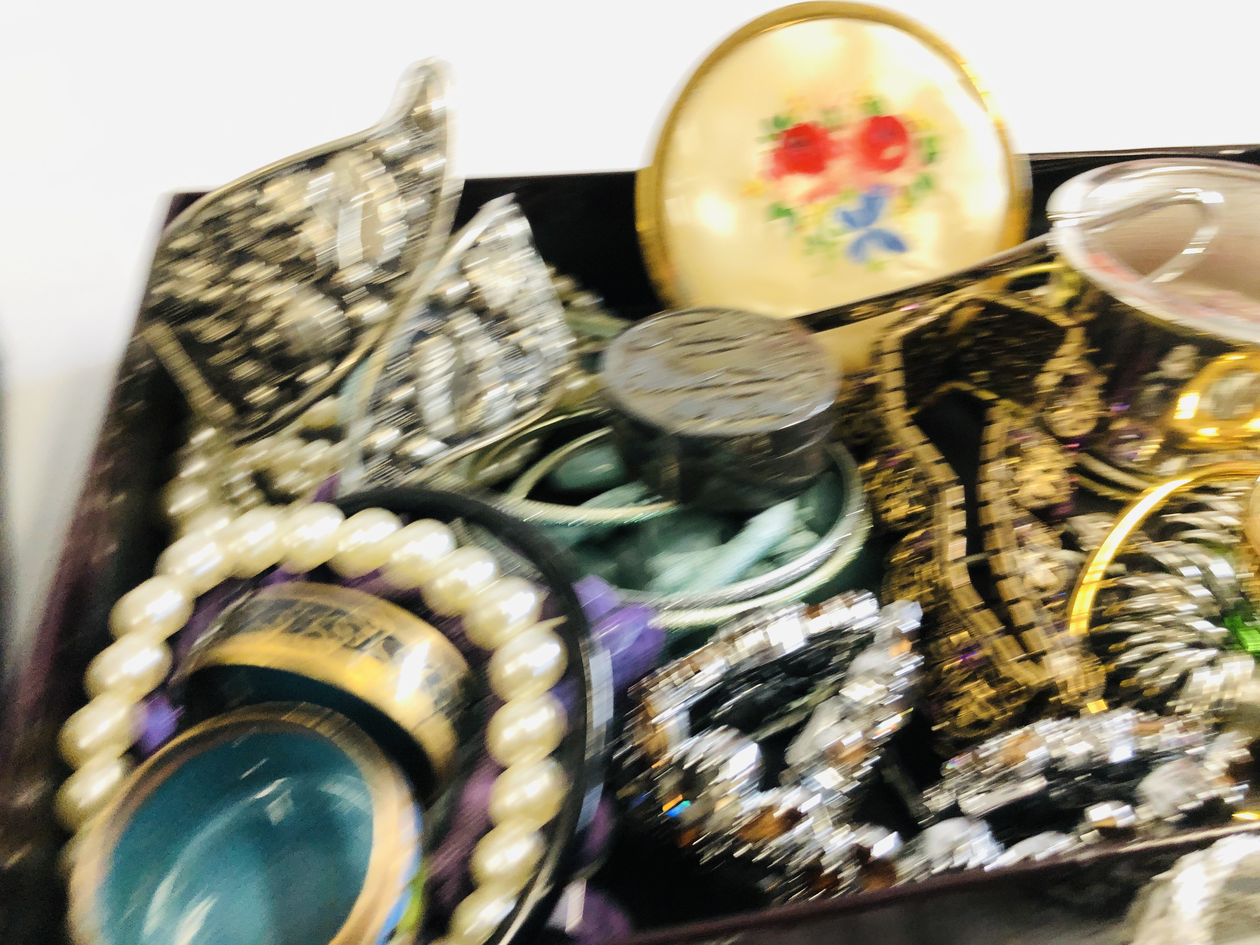 AN EXTENSIVE GROUP OF ASSORTED COSTUME JEWELLERY TO INCLUDE BANGLES, NECKLACES, - Image 5 of 7