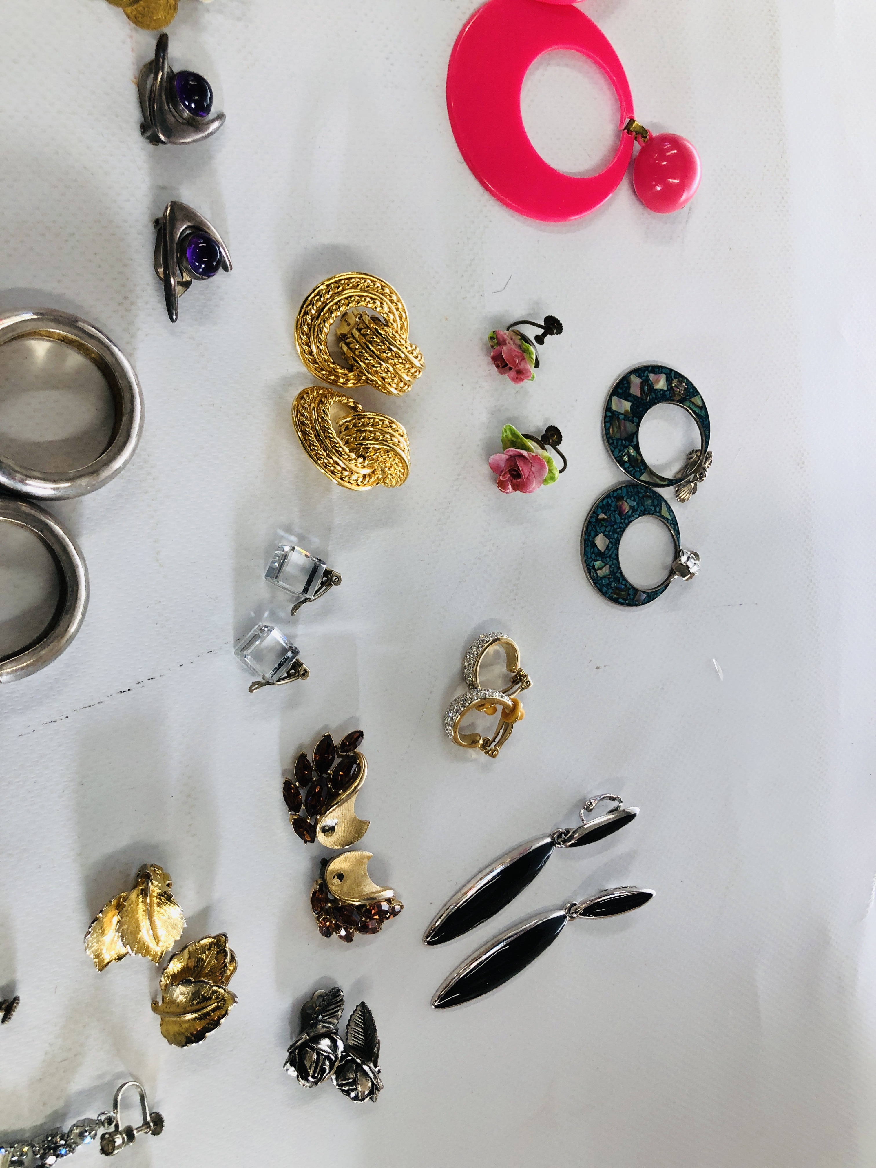 40 PAIRS OF VARIOUS CLIP ON COSTUME JEWELLERY EARRINGS. - Image 9 of 9