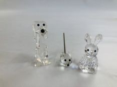 A GROUP OF 3 SWAROVSKI CABINET COLLECTABLE'S TO INCLUDE DOG, RABBIT AND A MOUSE.