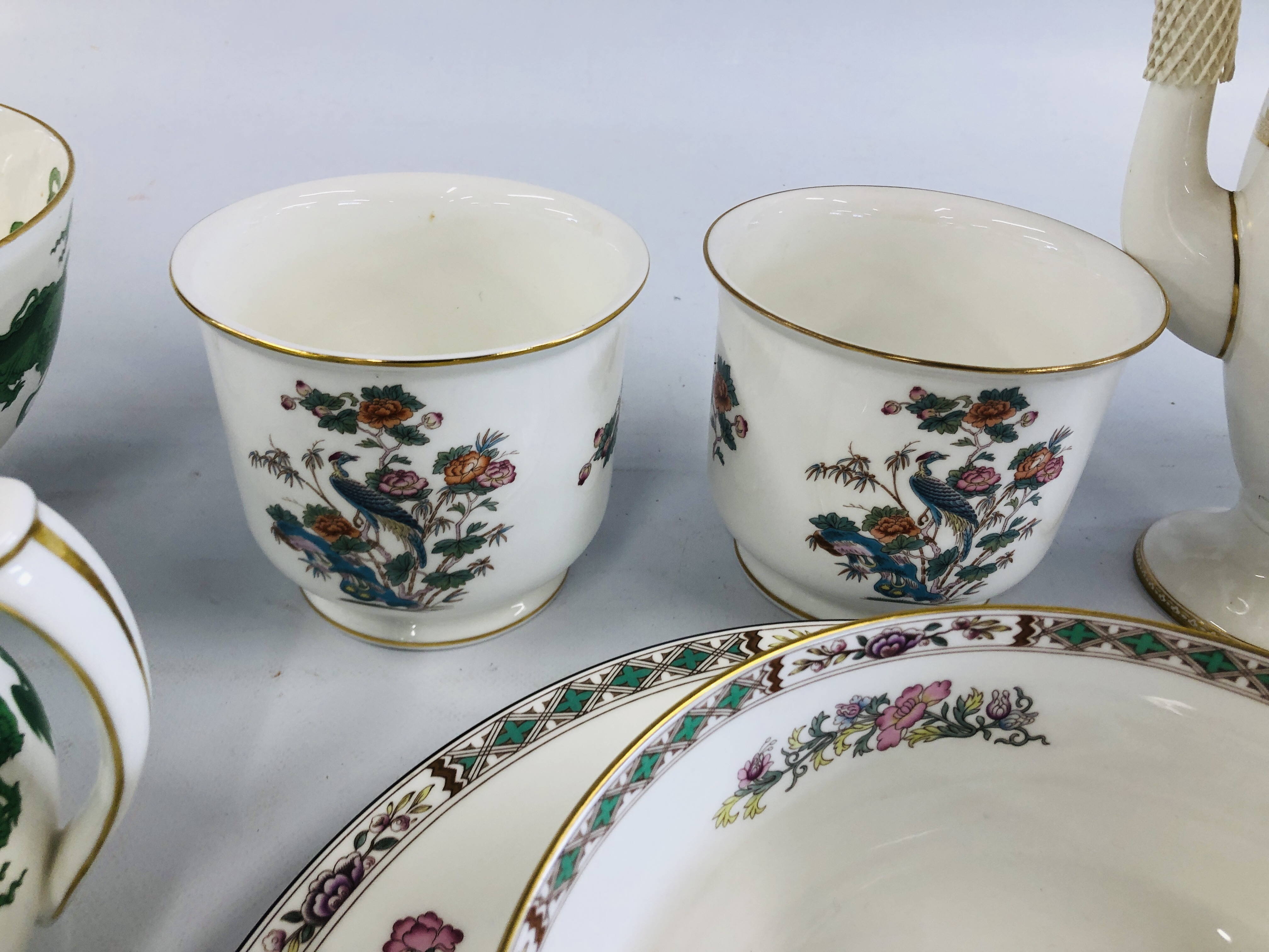 A COLLECTION OF "WEDGEWOOD" KUTANI CRANE CHINA TO INCLUDE A PAIR OF POTS, SERVING PLATE, - Image 6 of 12