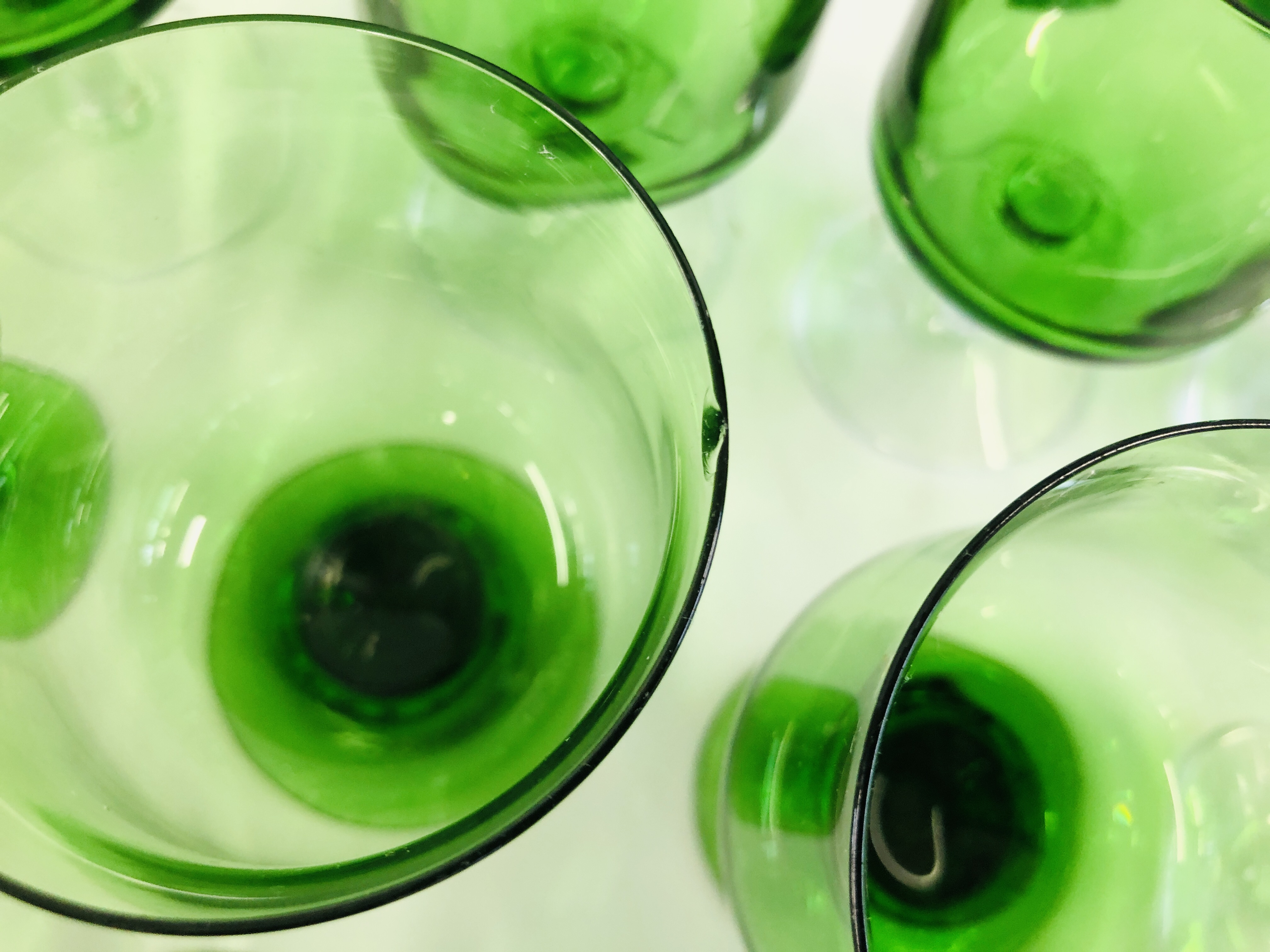 AN EXTENSIVE COLLECTION OF ASSORTED GREEN GLASSWARE TO INCLUDE STUDIO PLATES AND DRINKING GLASSES - Image 13 of 16