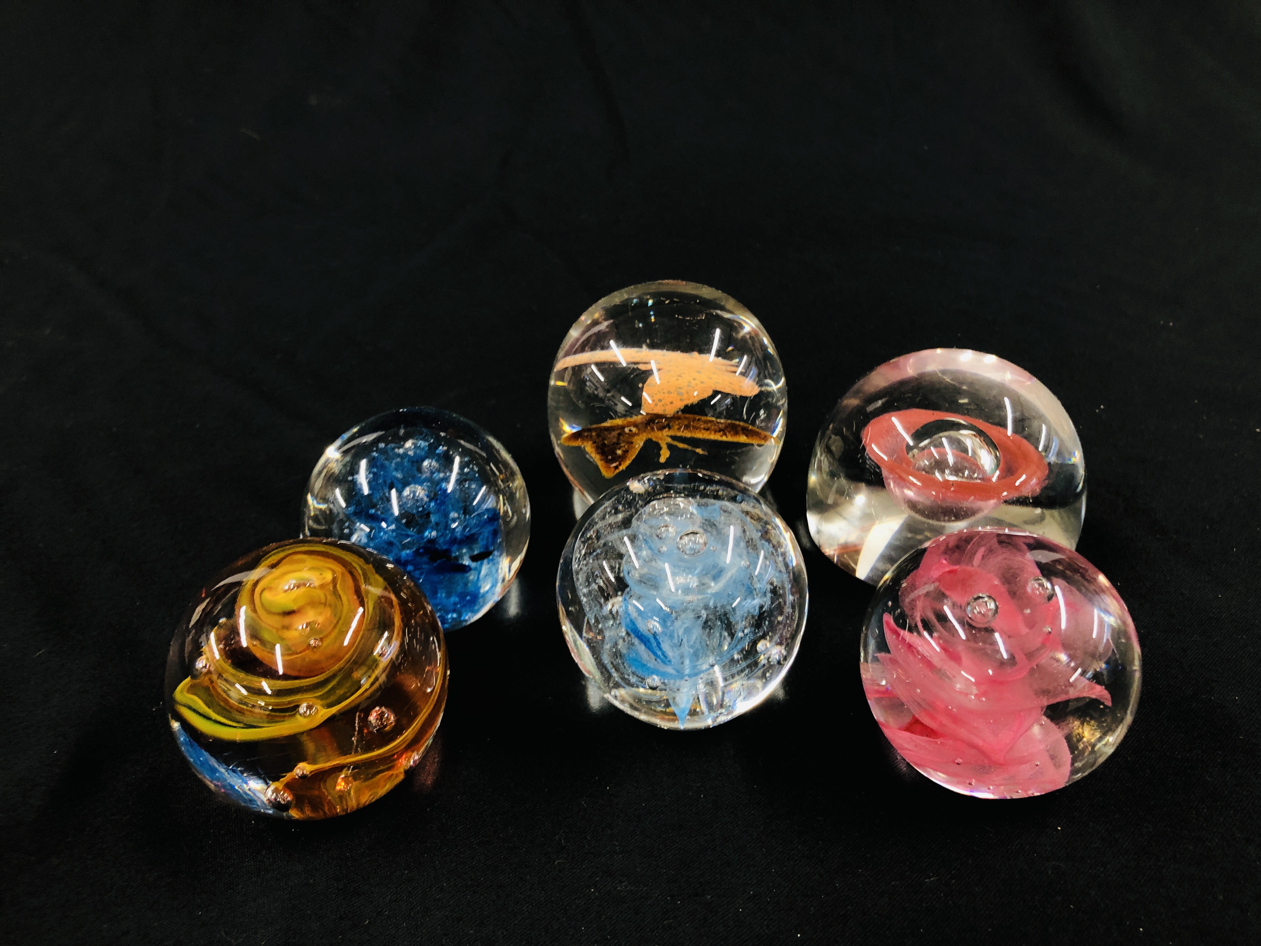 A GROUP OF 6 ART GLASS PAPERWEIGHTS TO INCLUDE A BUTTERFLY EXAMPLE.