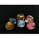 A GROUP OF 6 ART GLASS PAPERWEIGHTS TO INCLUDE A BUTTERFLY EXAMPLE.