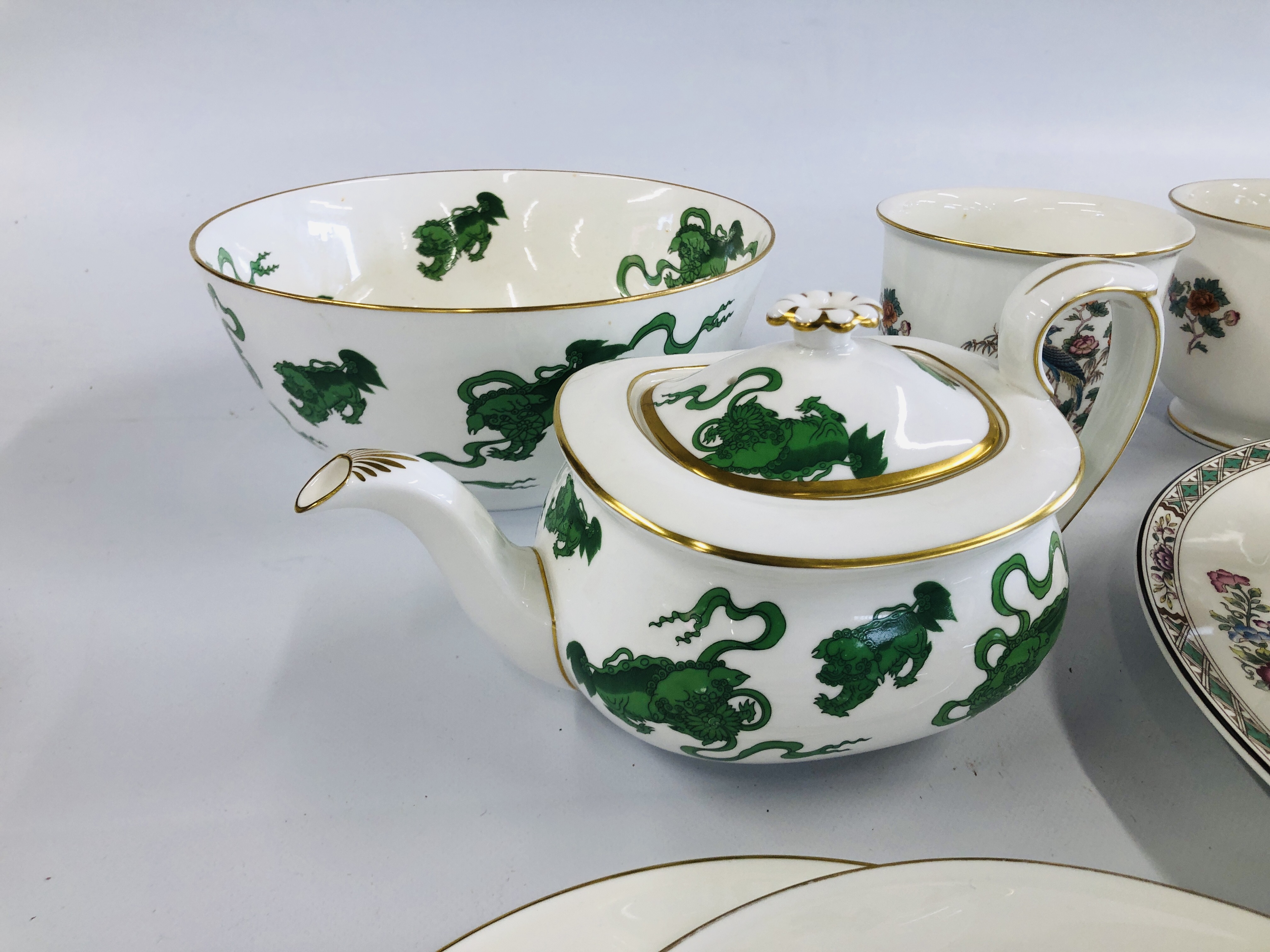 A COLLECTION OF "WEDGEWOOD" KUTANI CRANE CHINA TO INCLUDE A PAIR OF POTS, SERVING PLATE, - Image 8 of 12