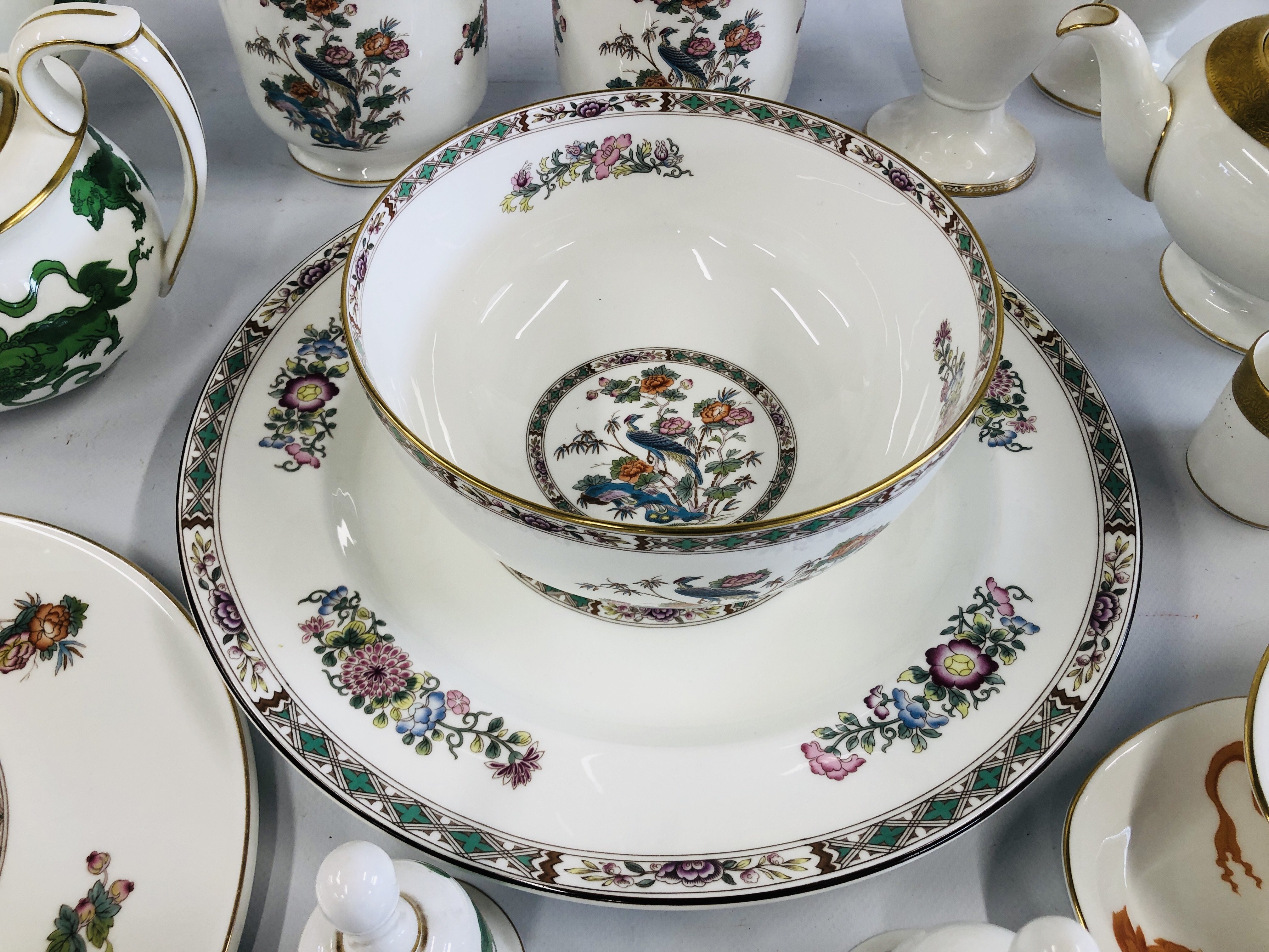 A COLLECTION OF "WEDGEWOOD" KUTANI CRANE CHINA TO INCLUDE A PAIR OF POTS, SERVING PLATE, - Image 5 of 12