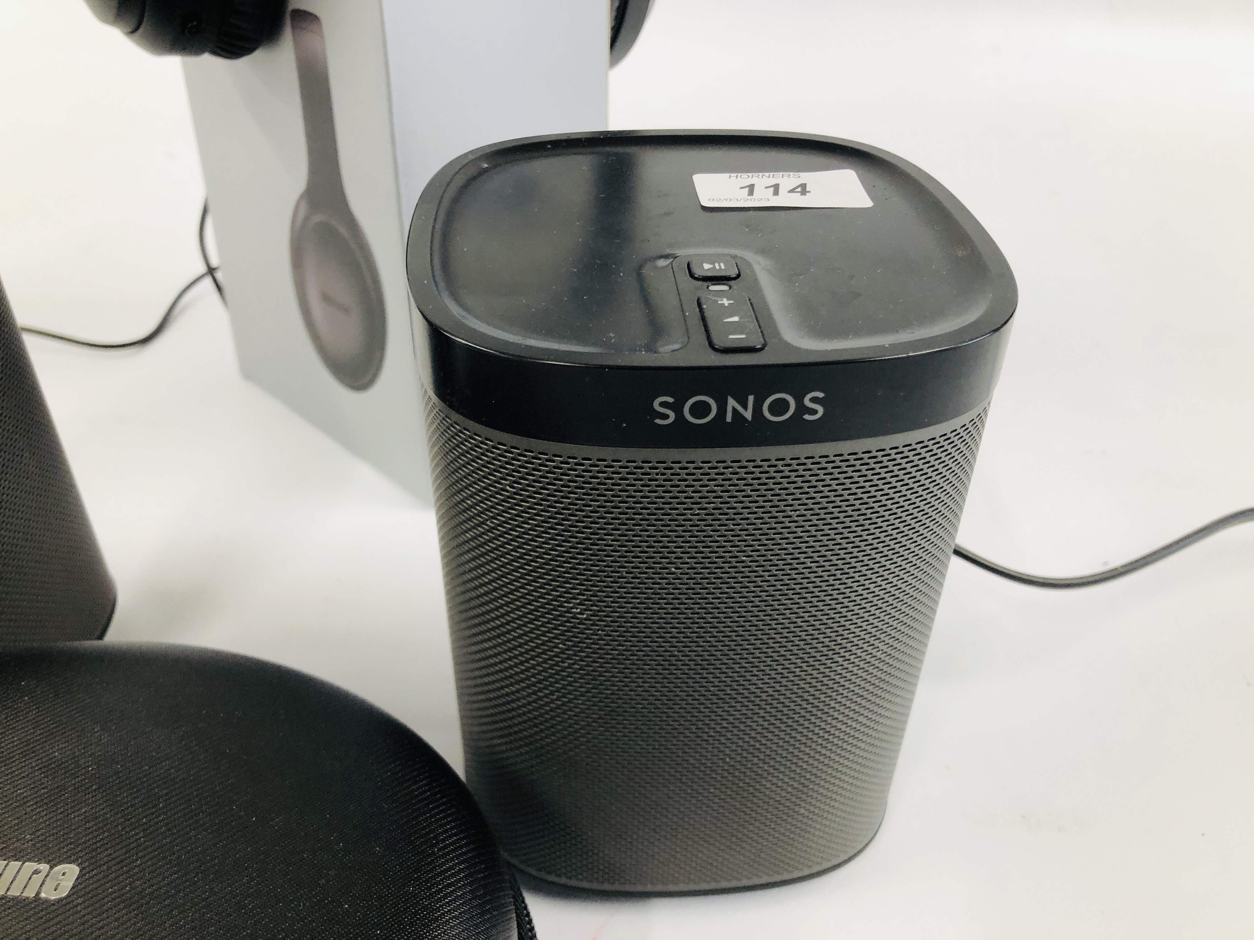 A PAIR OF SONOS WIRELESS HIFI SYSTEM SPEAKERS MODEL PLAY 1 ALONG WITH BOLFOTONE NOISE CANCELLING - Image 3 of 4