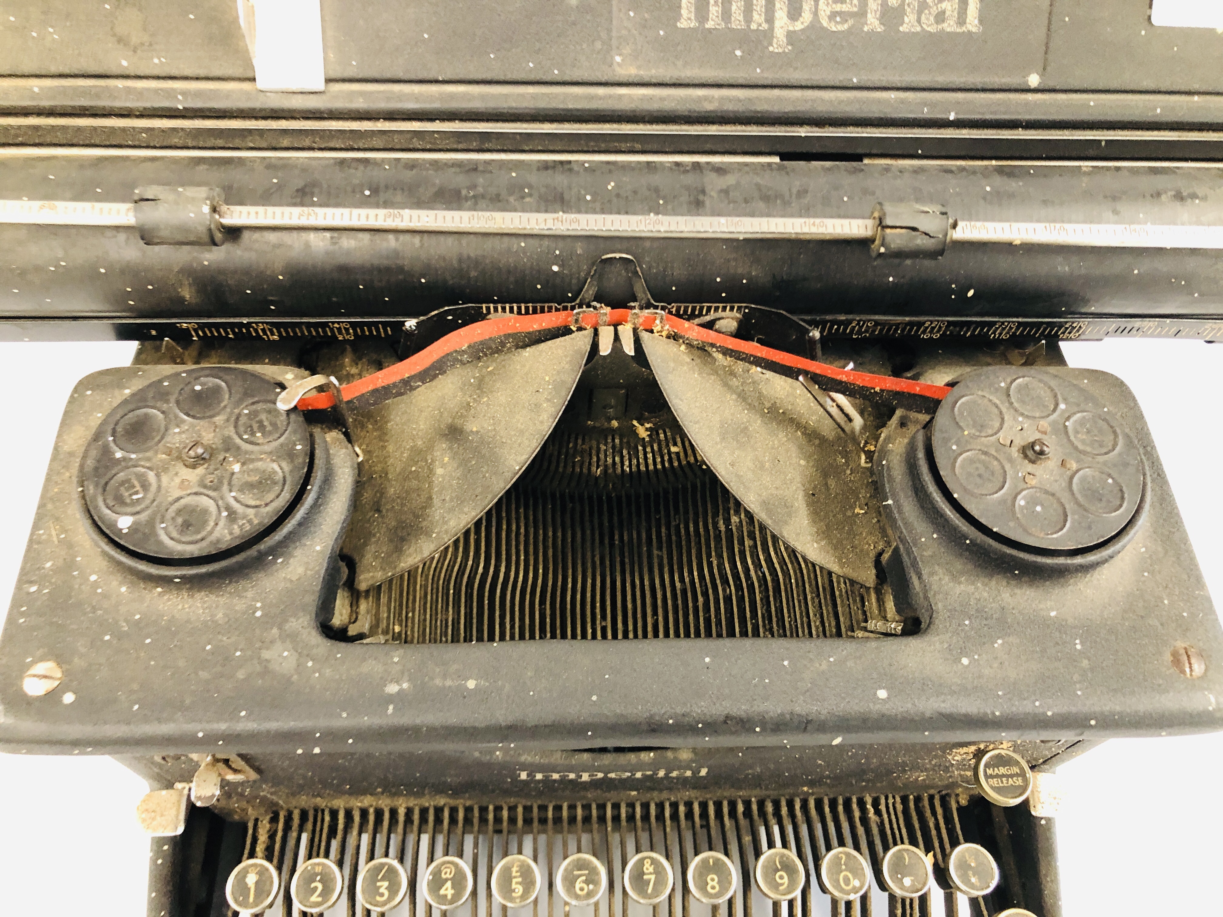 A VINTAGE IMPERIAL TYPEWRITER - Image 3 of 6