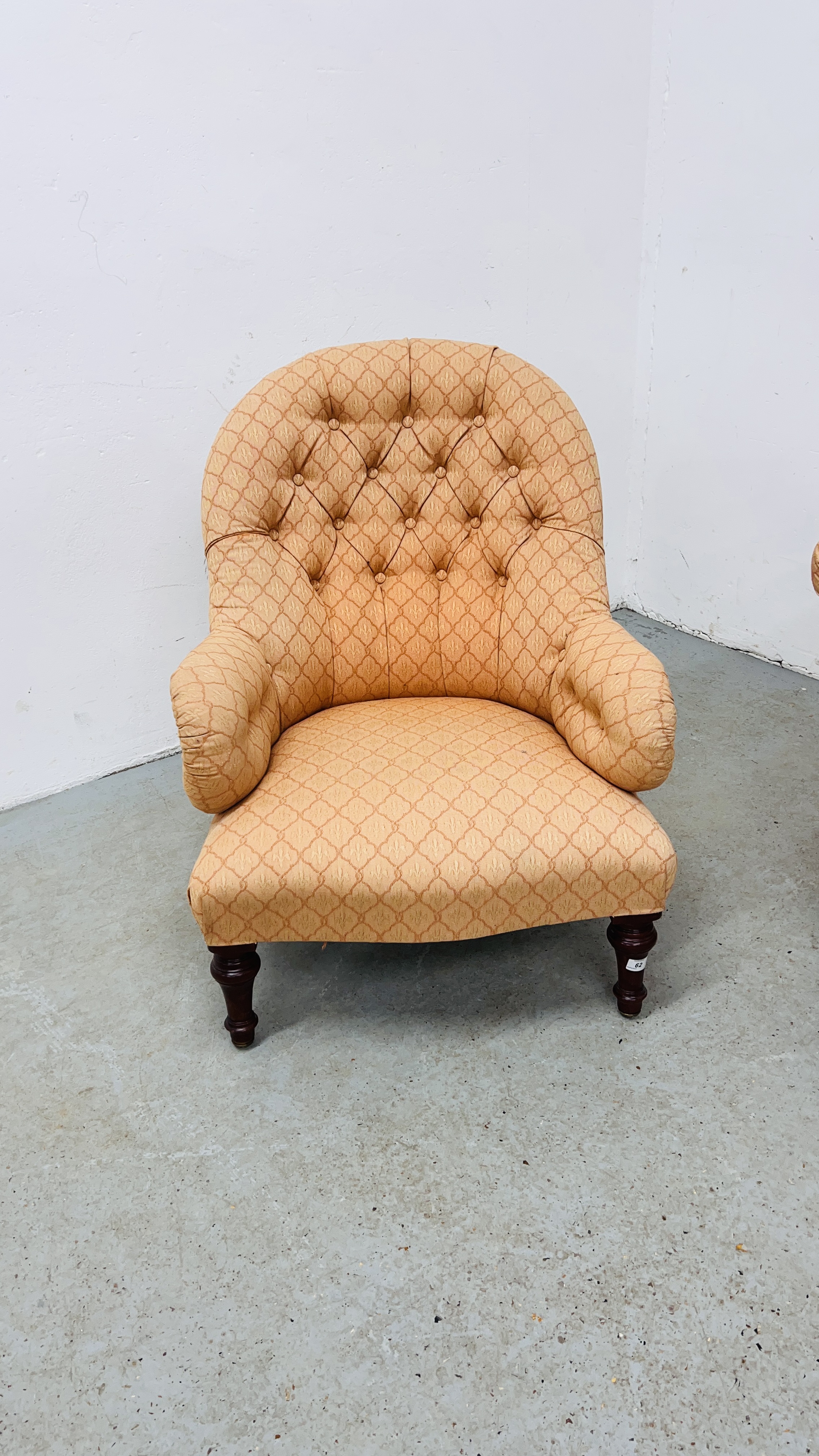 A VICTORIAN BUTTON BACK SOFA AND A LADY'S ARMCHAIR COVERED IN A SIMILAR FABRIC. - Image 3 of 11