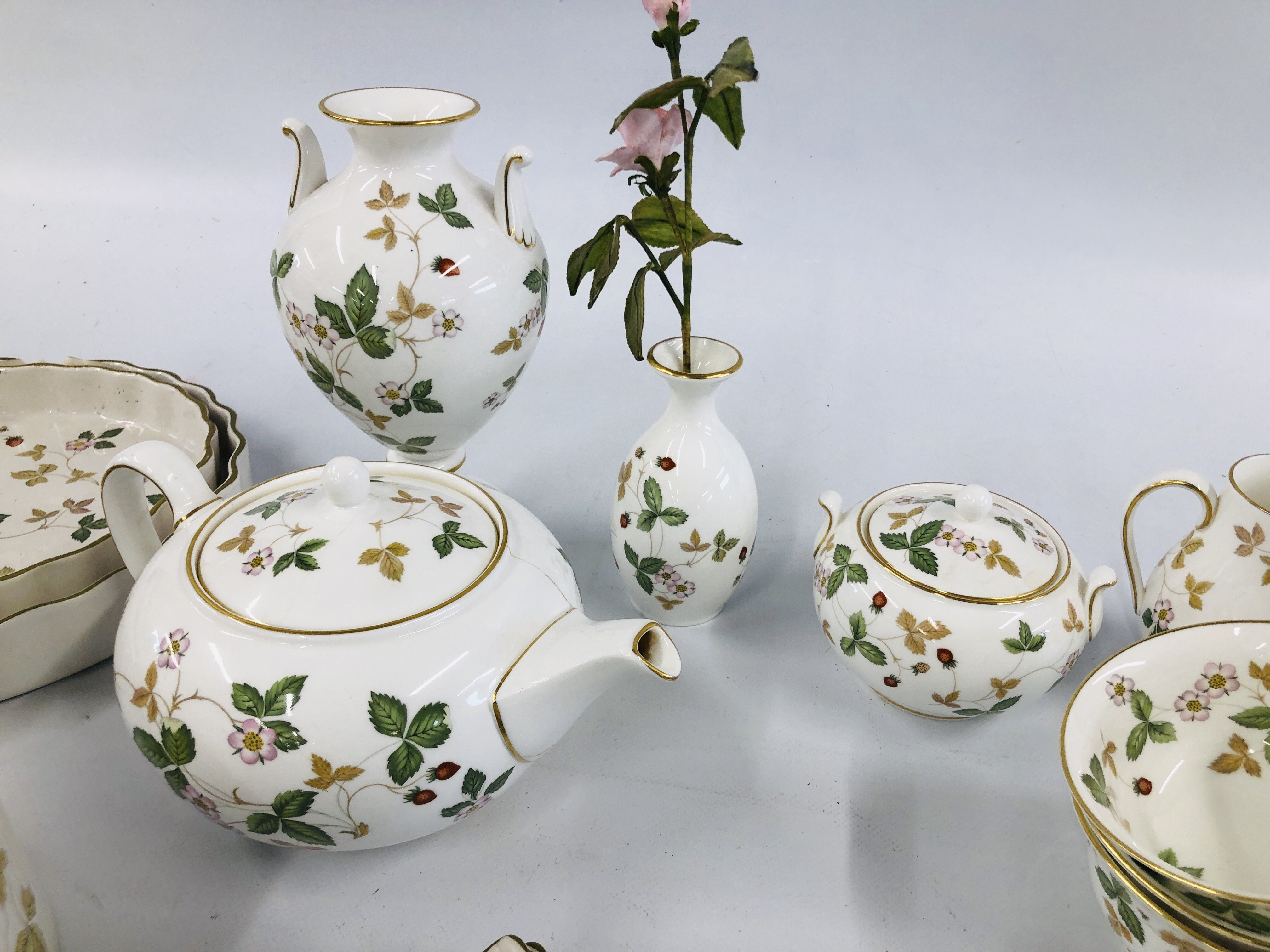 A COLLECTION OF "WEDGEWOOD" WILD STRAWBERRY TEA AND DINNER WARE TO INCLUDE TEA CUPS AND SAUCERS, - Image 6 of 13