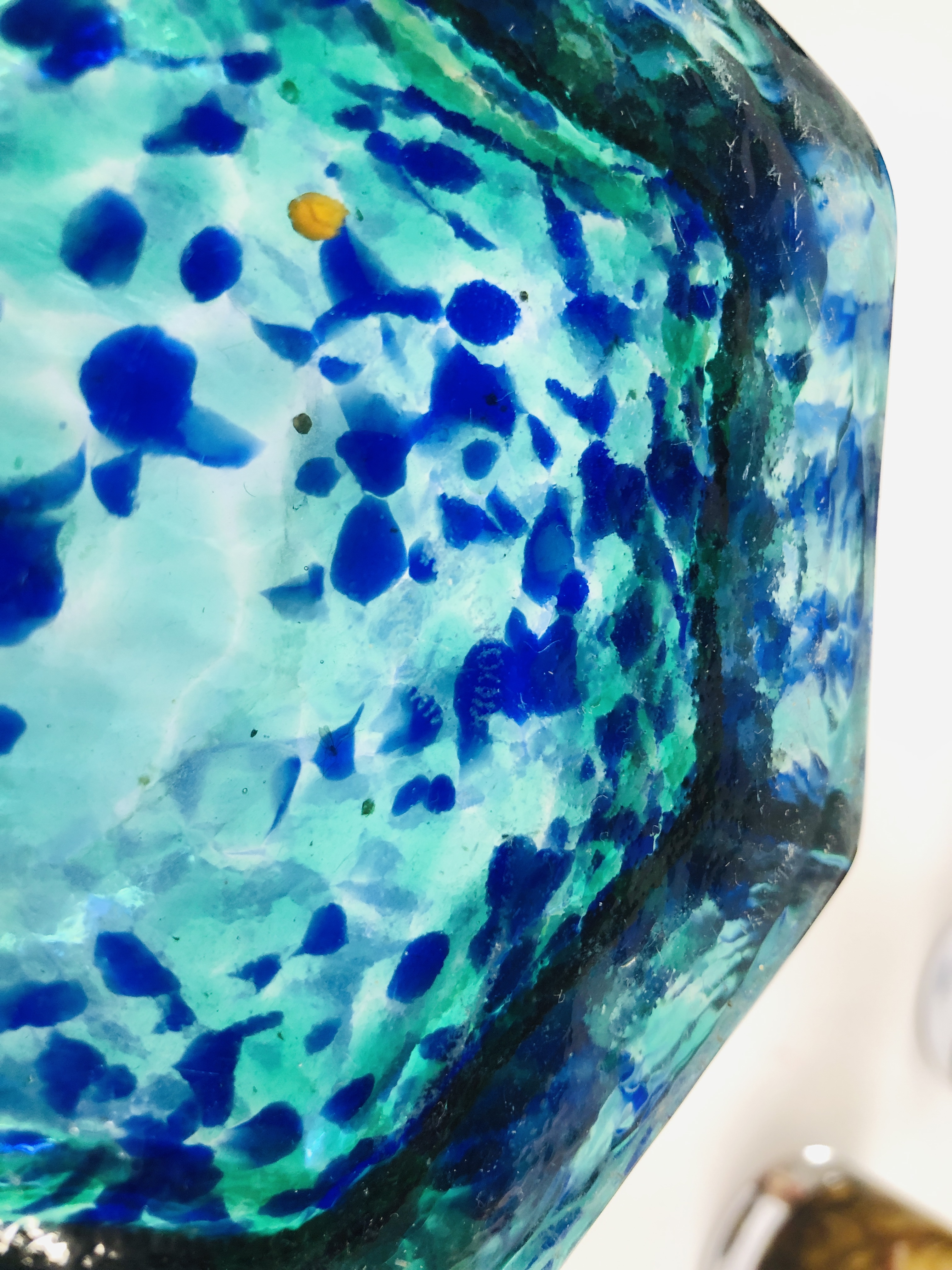 A GROUP OF ART GLASS STUDIO VASES TO INCLUDE MOTTLED AND WEDGEWOOD EXAMPLES. - Image 7 of 7