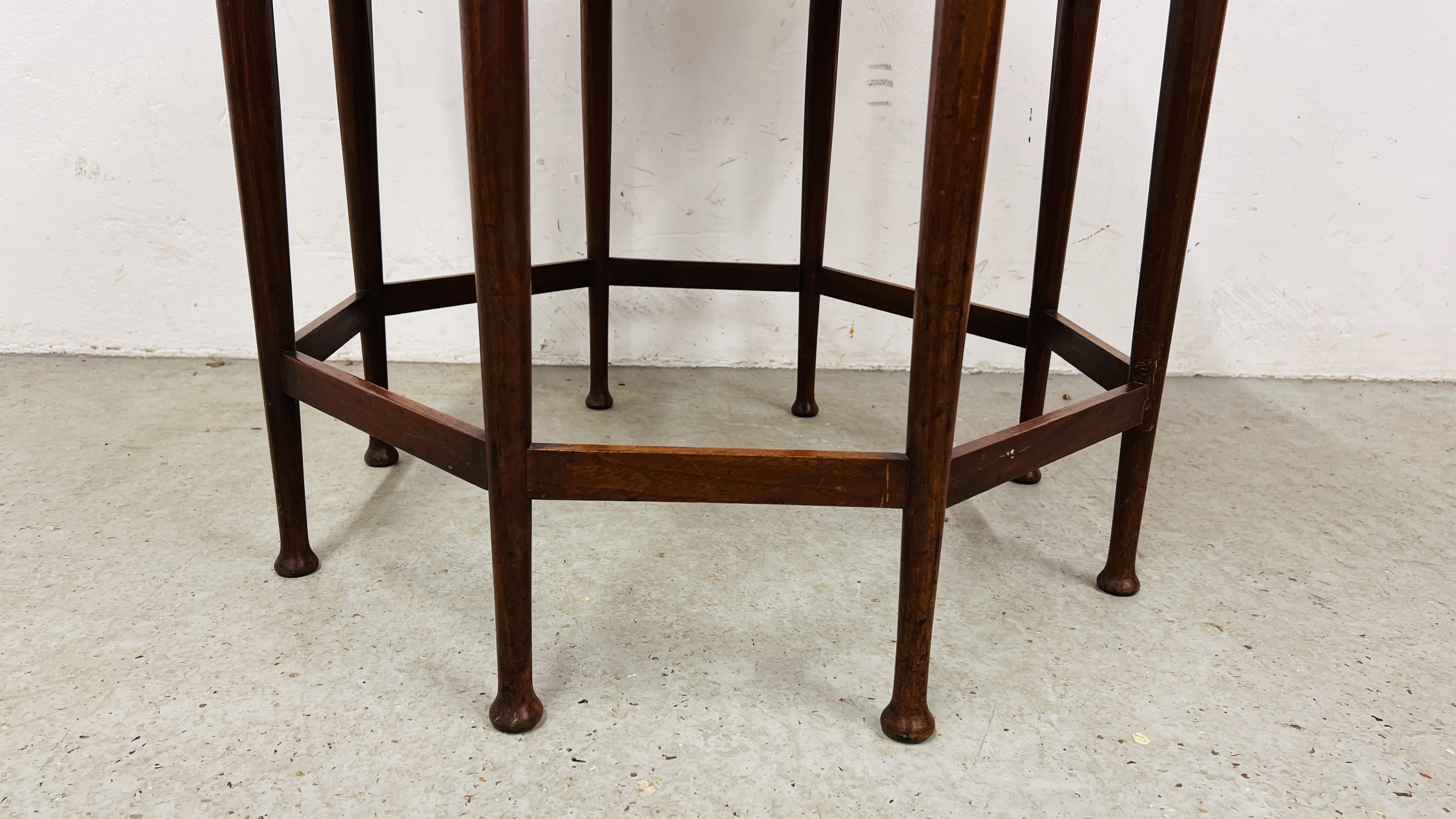 AN ARTS AND CRAFTS INLAID MAHOGANY OCTAGONAL TABLE. - Image 5 of 9