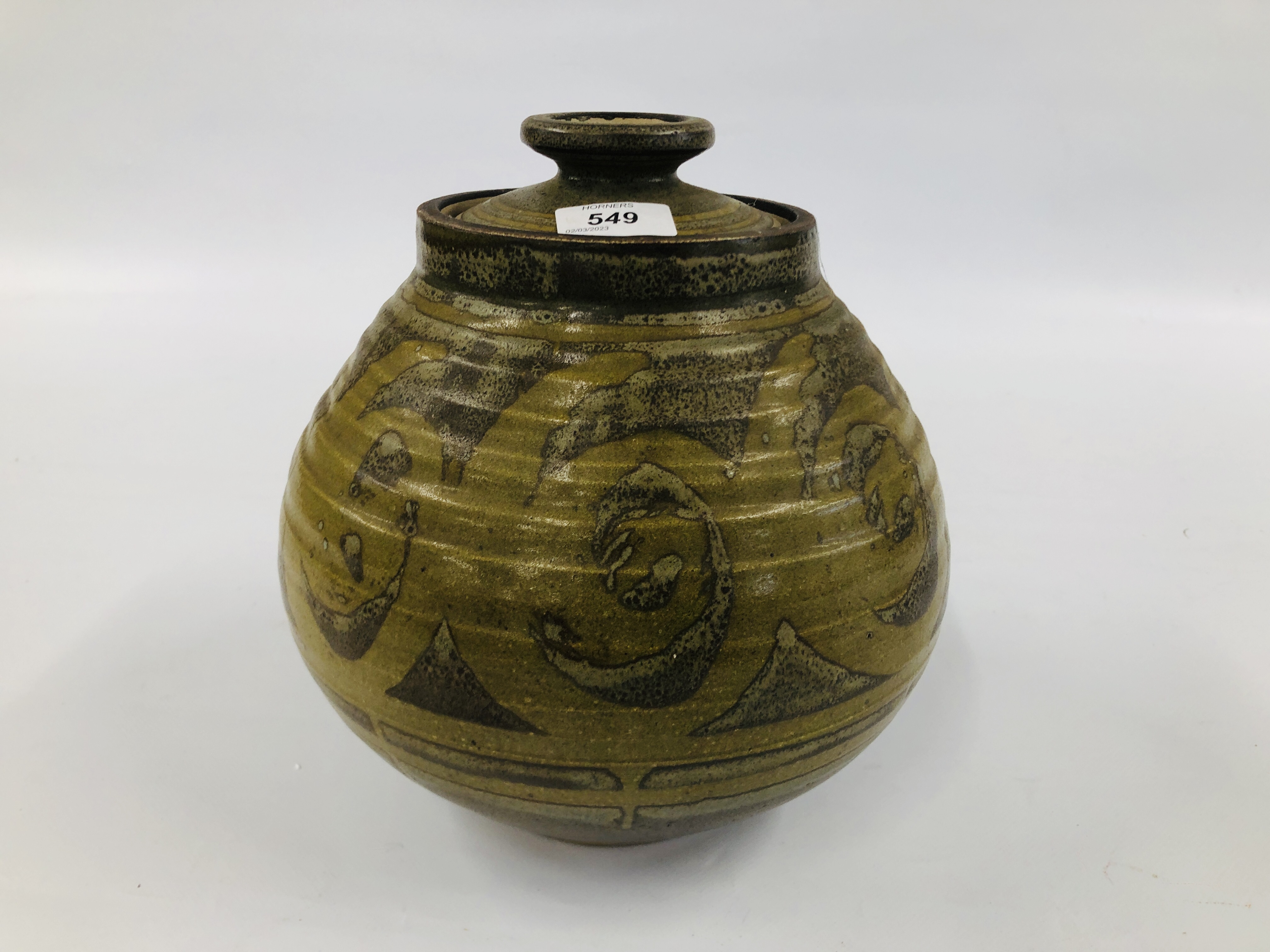 A LARGE IMPRESSIVE GLAZED STUDIO POTTERY URN, OF RIBBED FORM, BEARING IMPRESSED MAKERS MARK. H 25. - Image 3 of 5