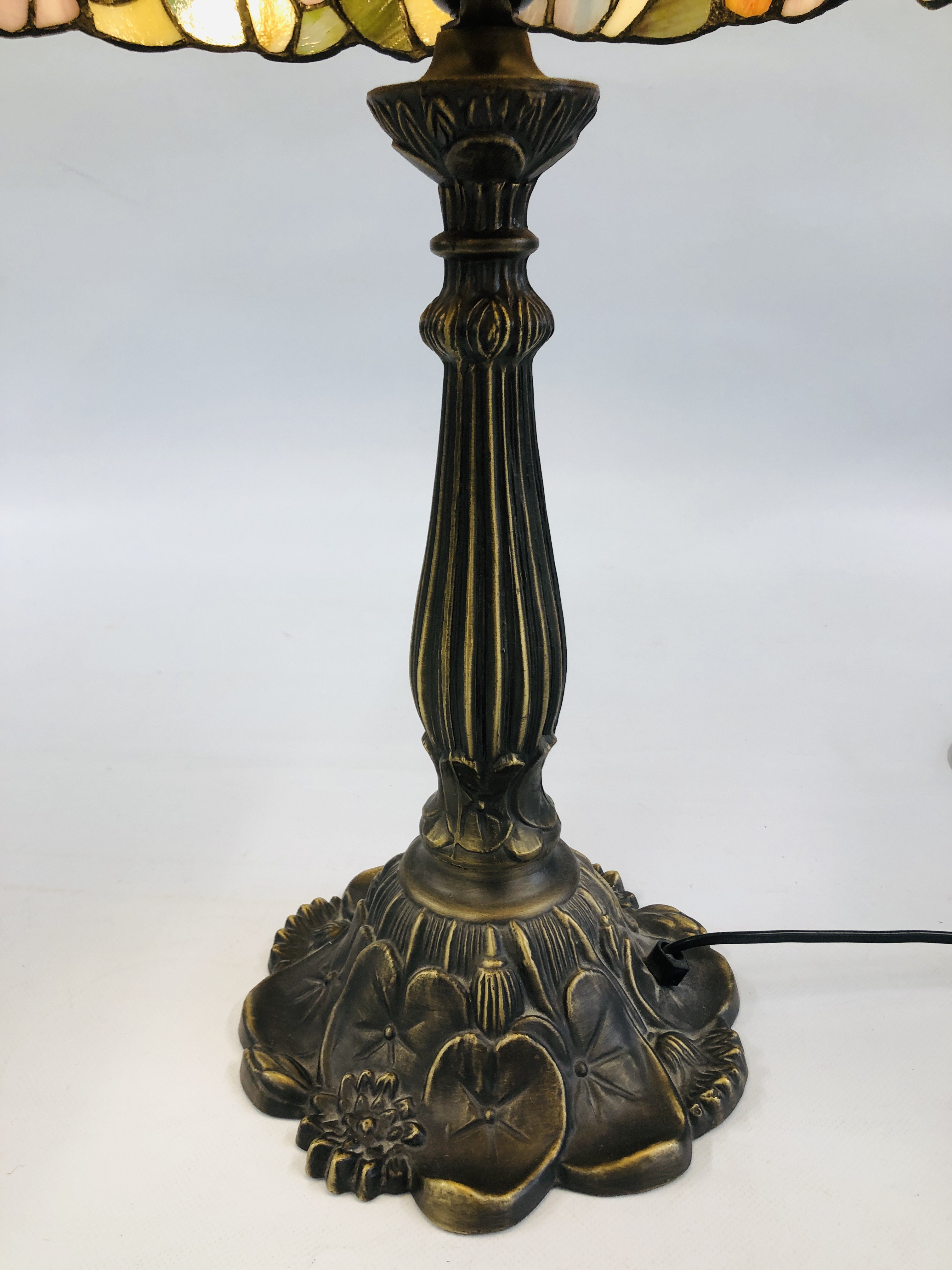 A REPRODUCTION TIFFANY INSPIRED STAINED GLASS TABLE LAMP AND SHADE - SOLD AS SEEN. - Image 7 of 8