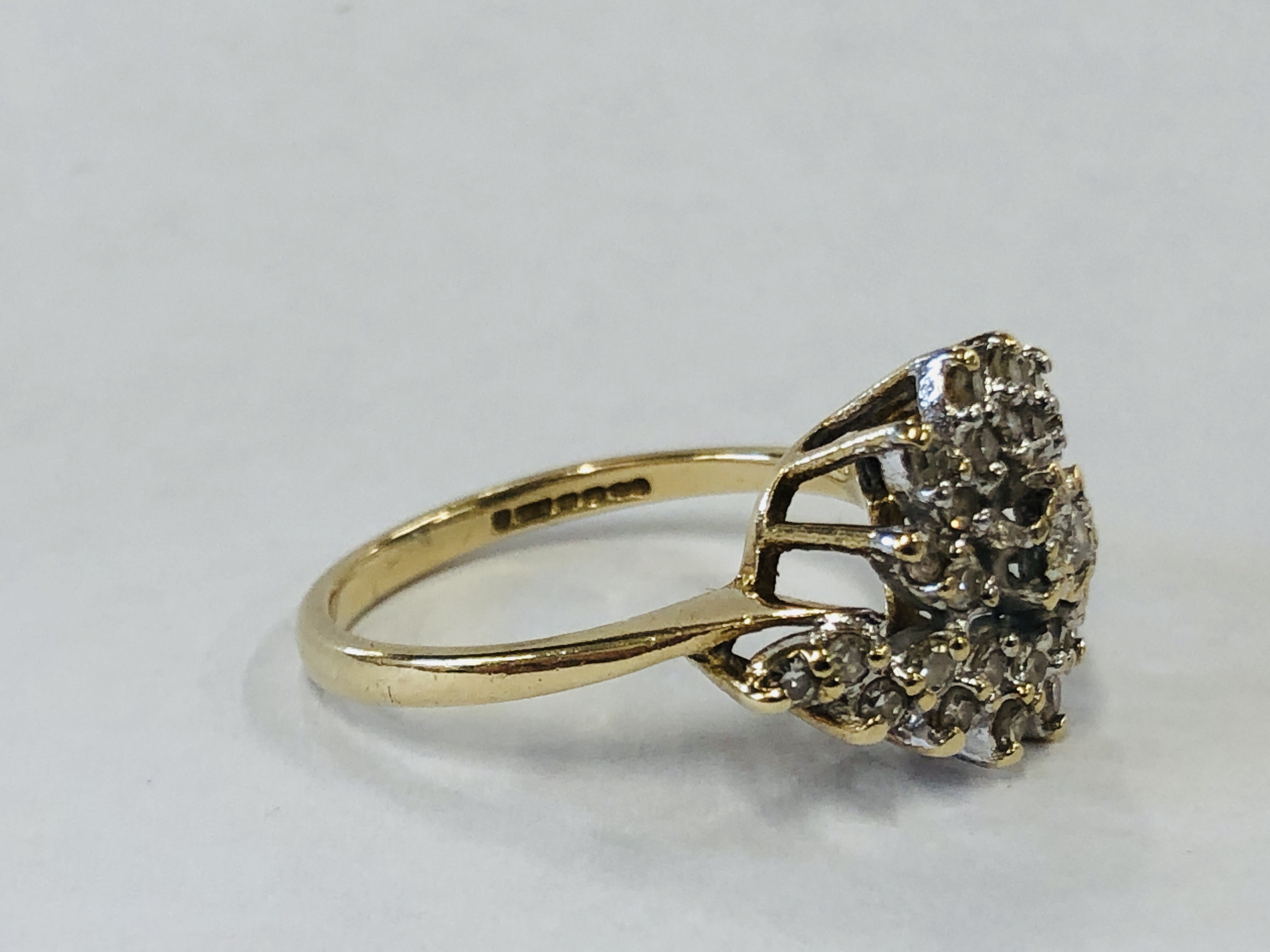 A 9CT GOLD DIAMOND CLUSTER RING. - Image 6 of 9