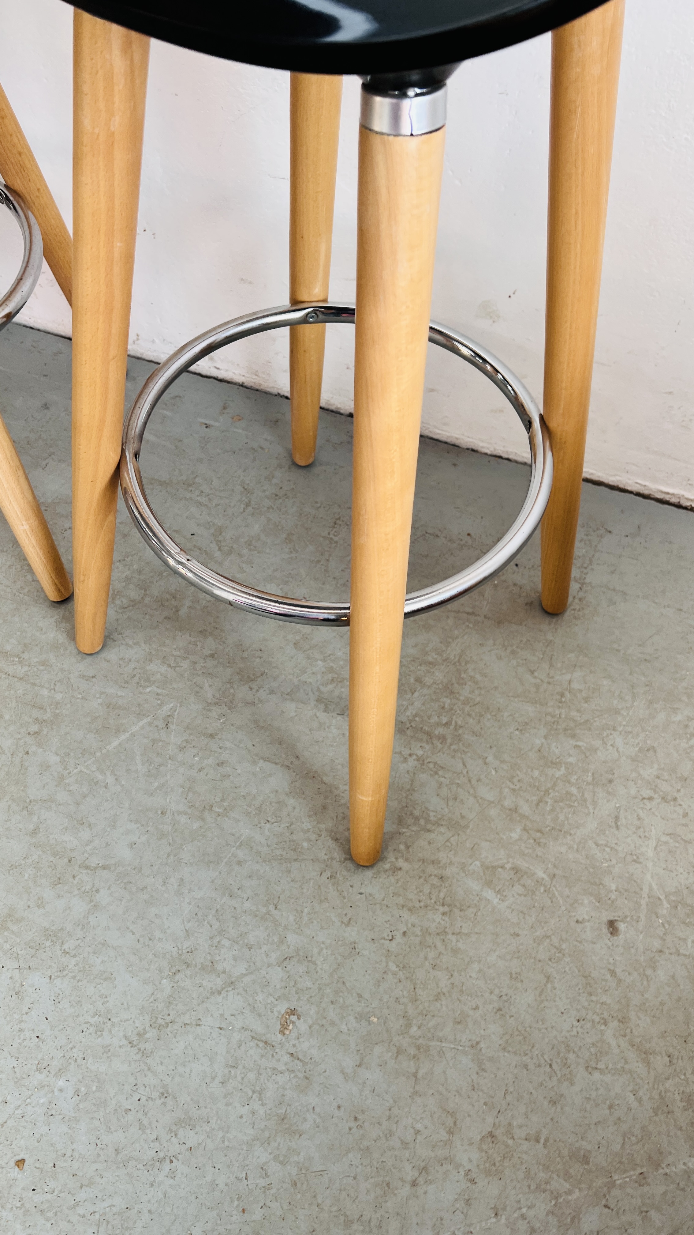 A PAIR OF PINE AND BLACK BREAKFAST BAR STOOLS. - Image 4 of 5