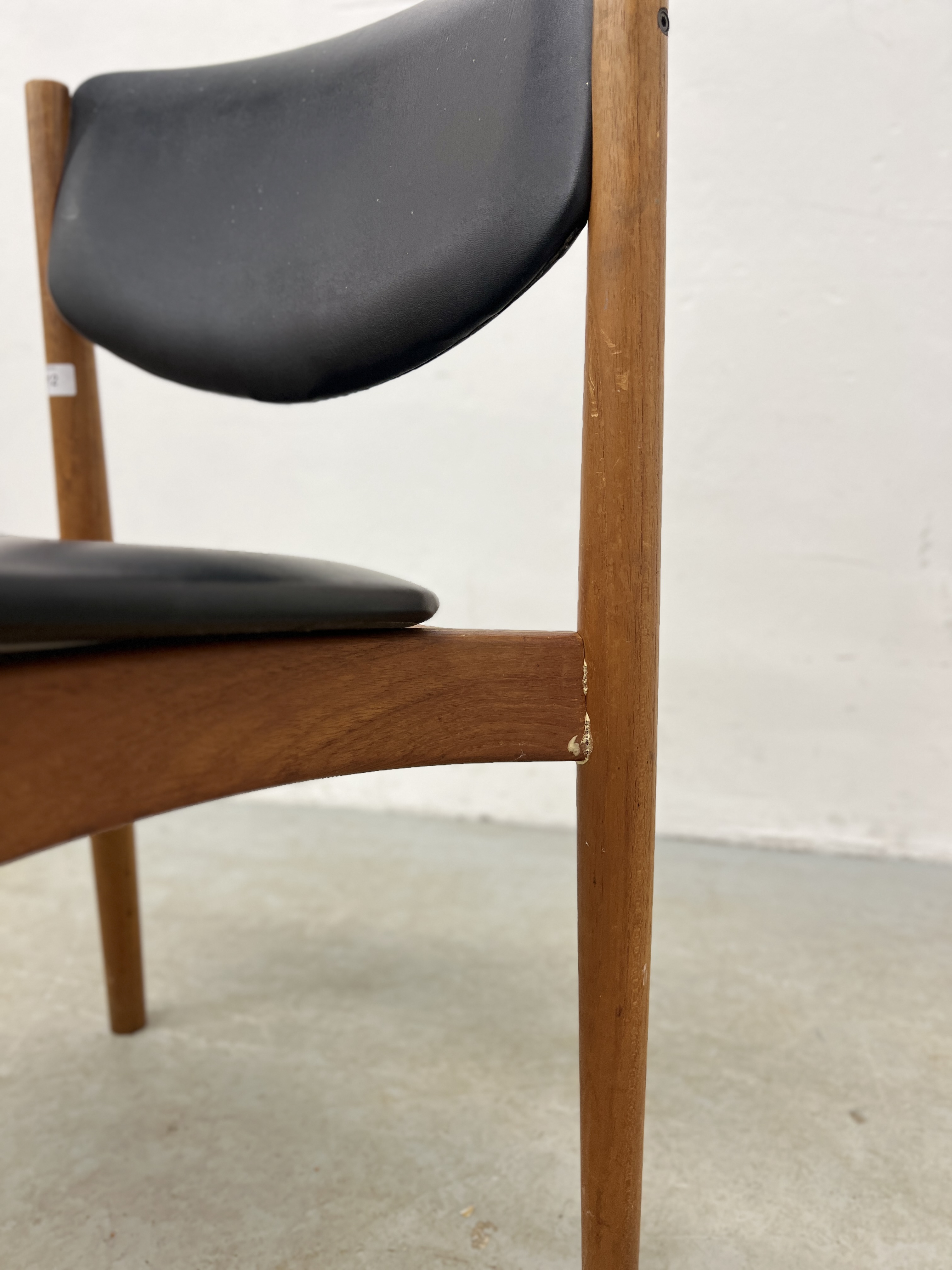 A MID CENTURY DANISH TEAK SIDE CHAIR BEARING LABEL FRANCE & SON. DESIGNED BY FIN JUHL A/F NO. - Image 3 of 10