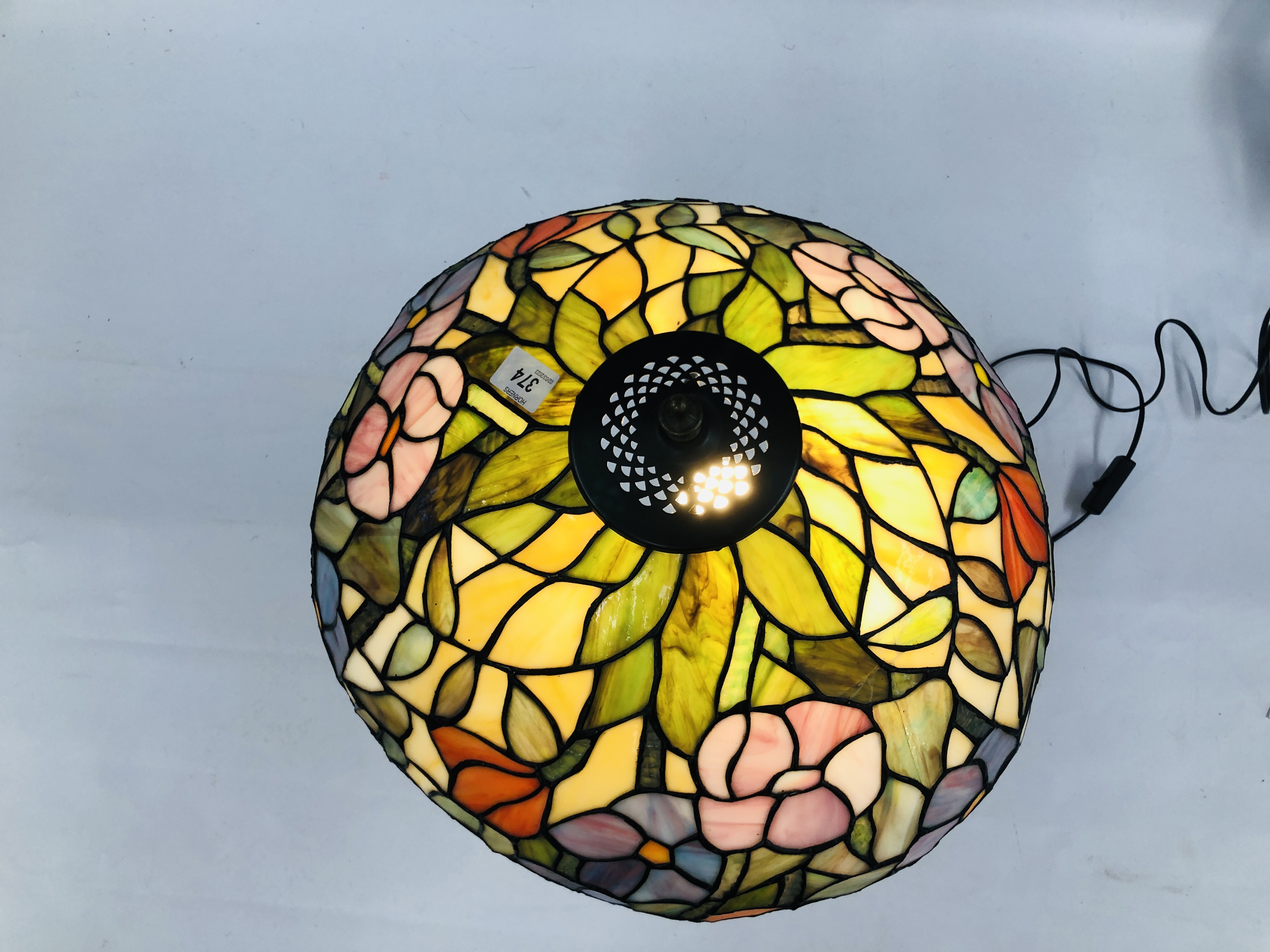 A REPRODUCTION TIFFANY INSPIRED STAINED GLASS TABLE LAMP AND SHADE - SOLD AS SEEN. - Image 6 of 8