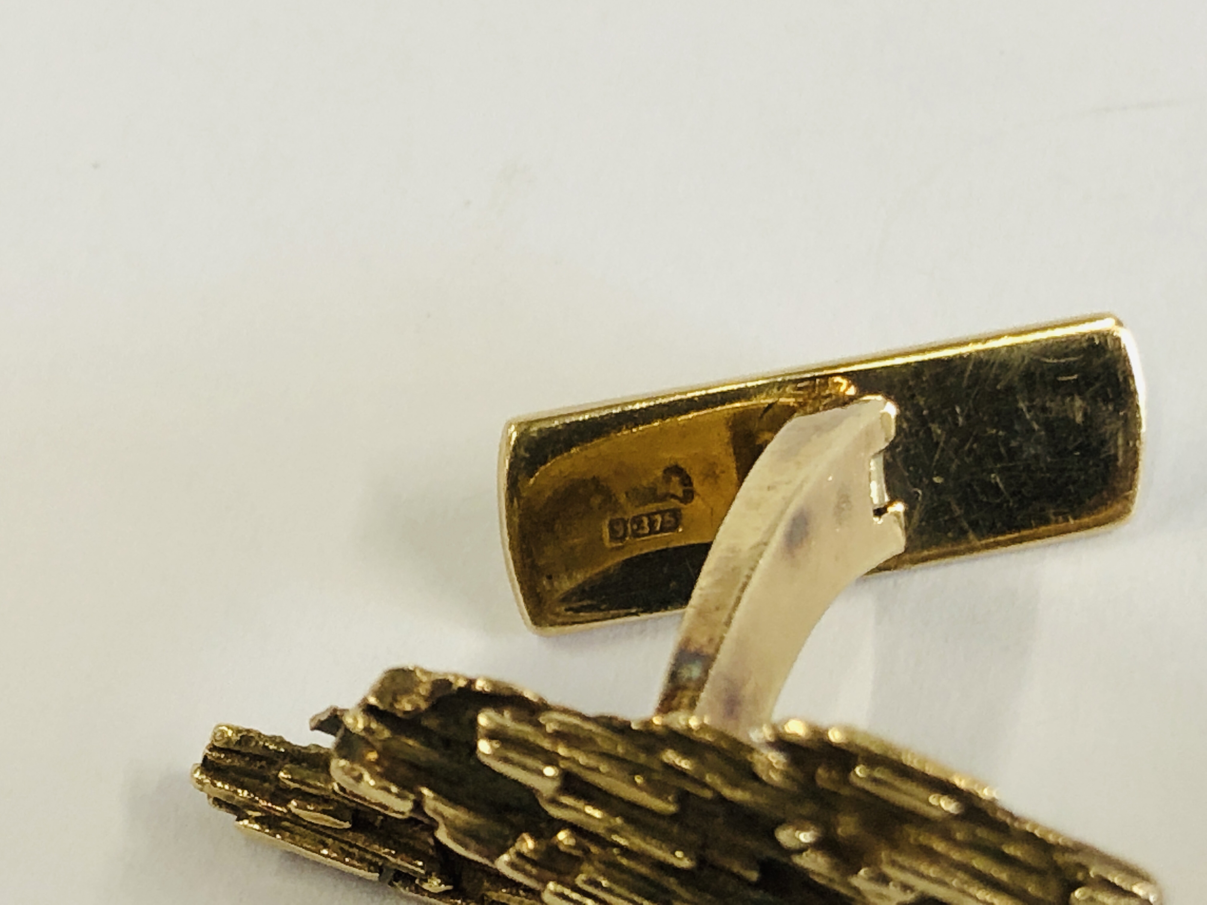 A PAIR OF 9CT GOLD CUFF LINKS OF BARK DESIGN BY C J LTD. - Image 3 of 6