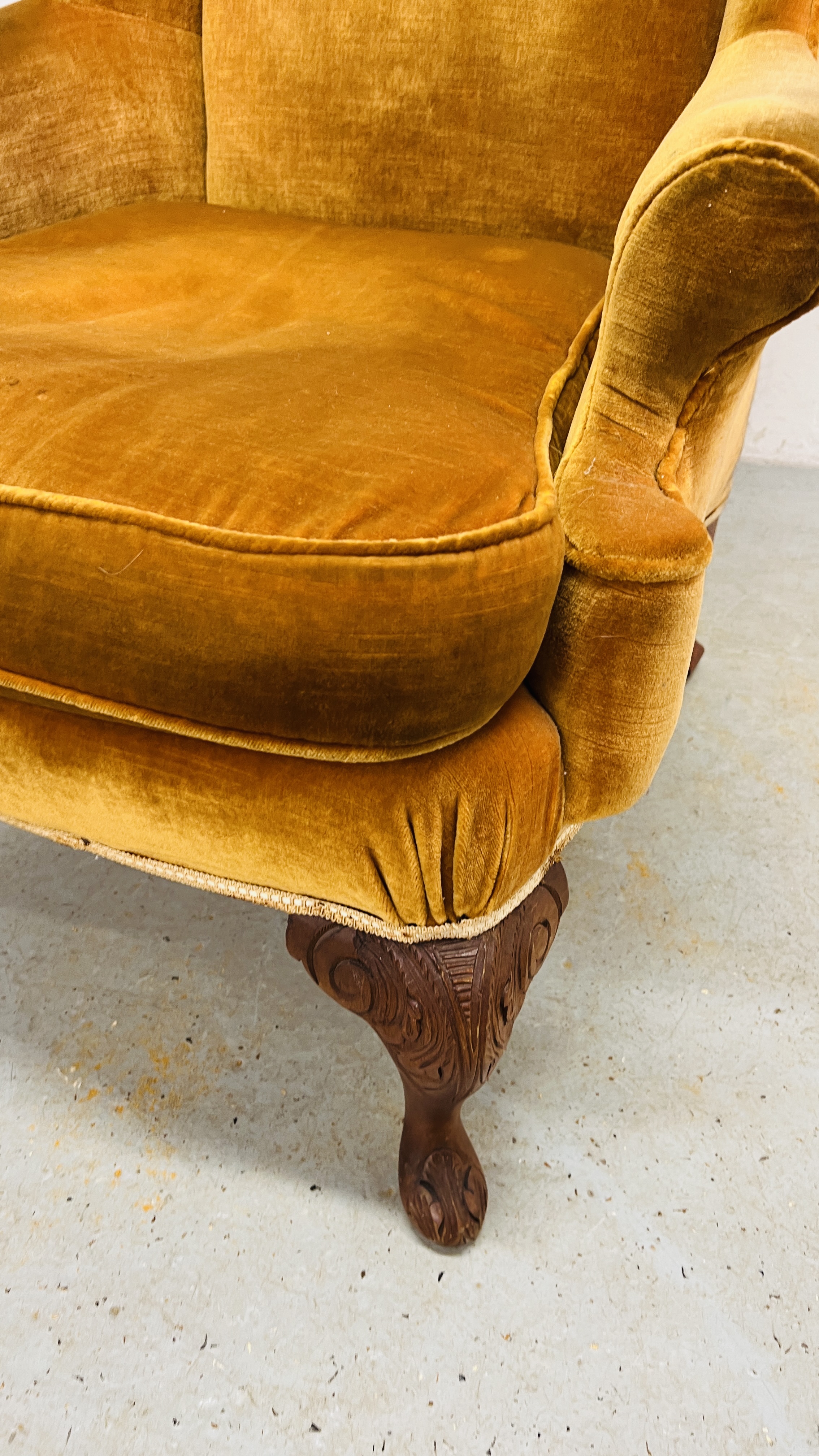 A MAHOGANY WINGED ARMCHAIR (COVER STAINED) - Image 4 of 7