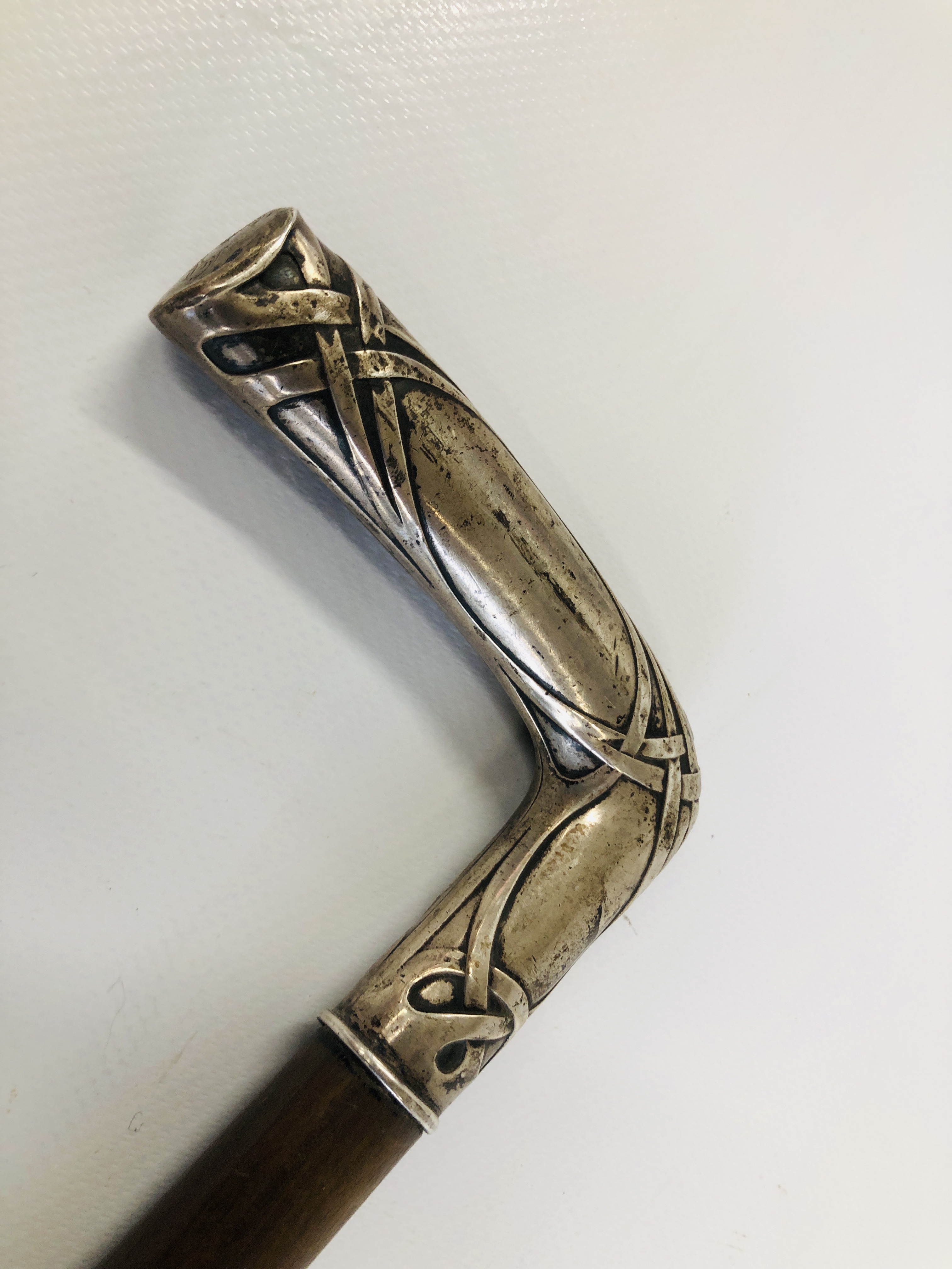 A VINTAGE WALKING CANE WITH SILVER HANDLE IN THE ART NOUVEAU STYLE MARKED 800 CESCH. - Image 8 of 9