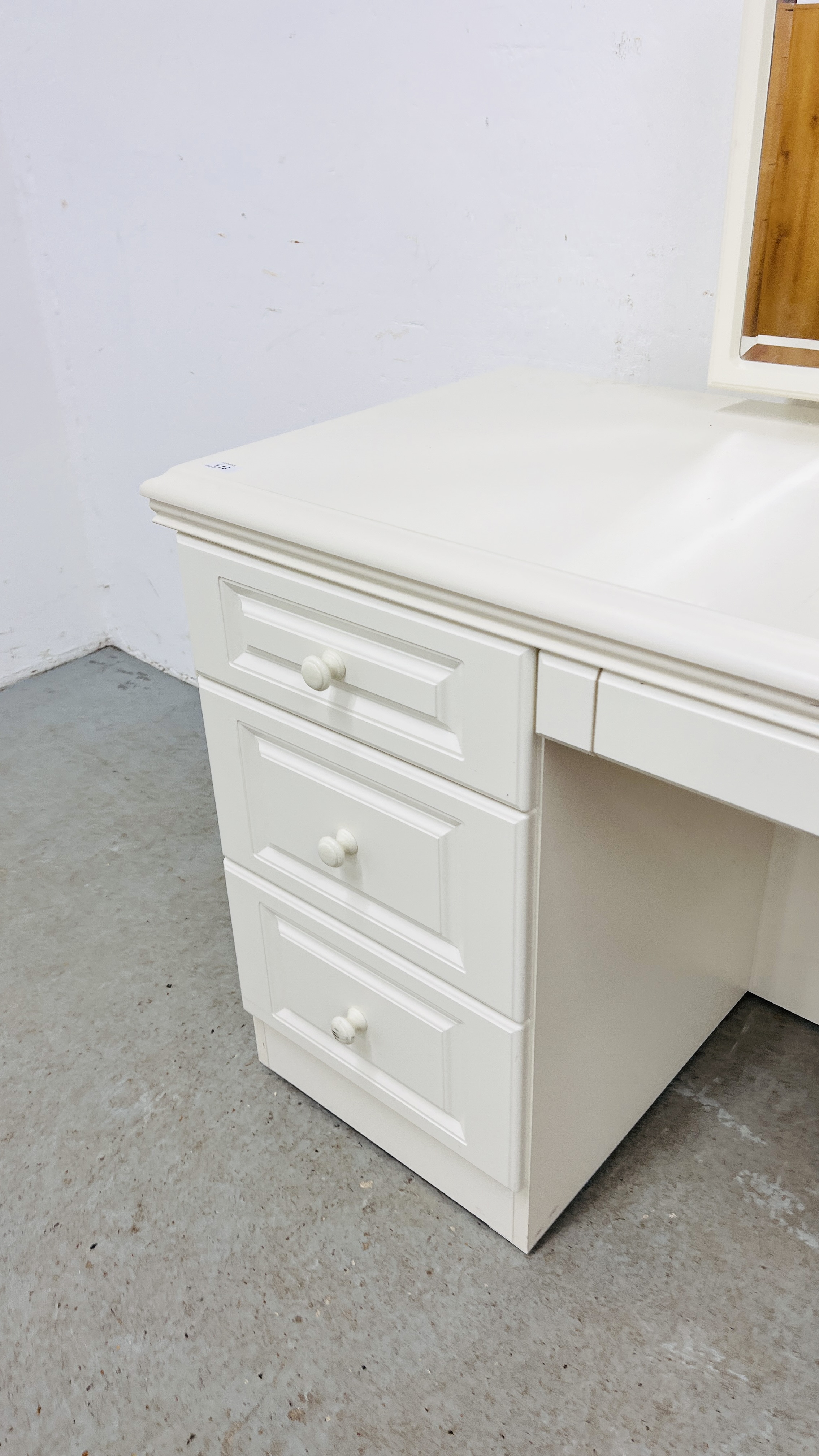 A MODERN WHITE FINISH SIX DRAWER DRESSING TABLE WITH TRIPLE MIRROR. - Image 5 of 7