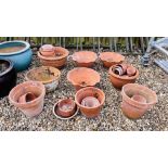 A GROUP OF APPROX 30 TERRACOTTA PLANT POTS OF VARIOUS SIZES AND DESIGNS.
