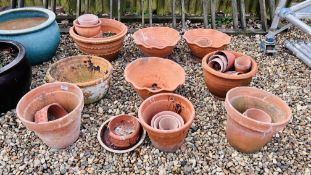 A GROUP OF APPROX 30 TERRACOTTA PLANT POTS OF VARIOUS SIZES AND DESIGNS.