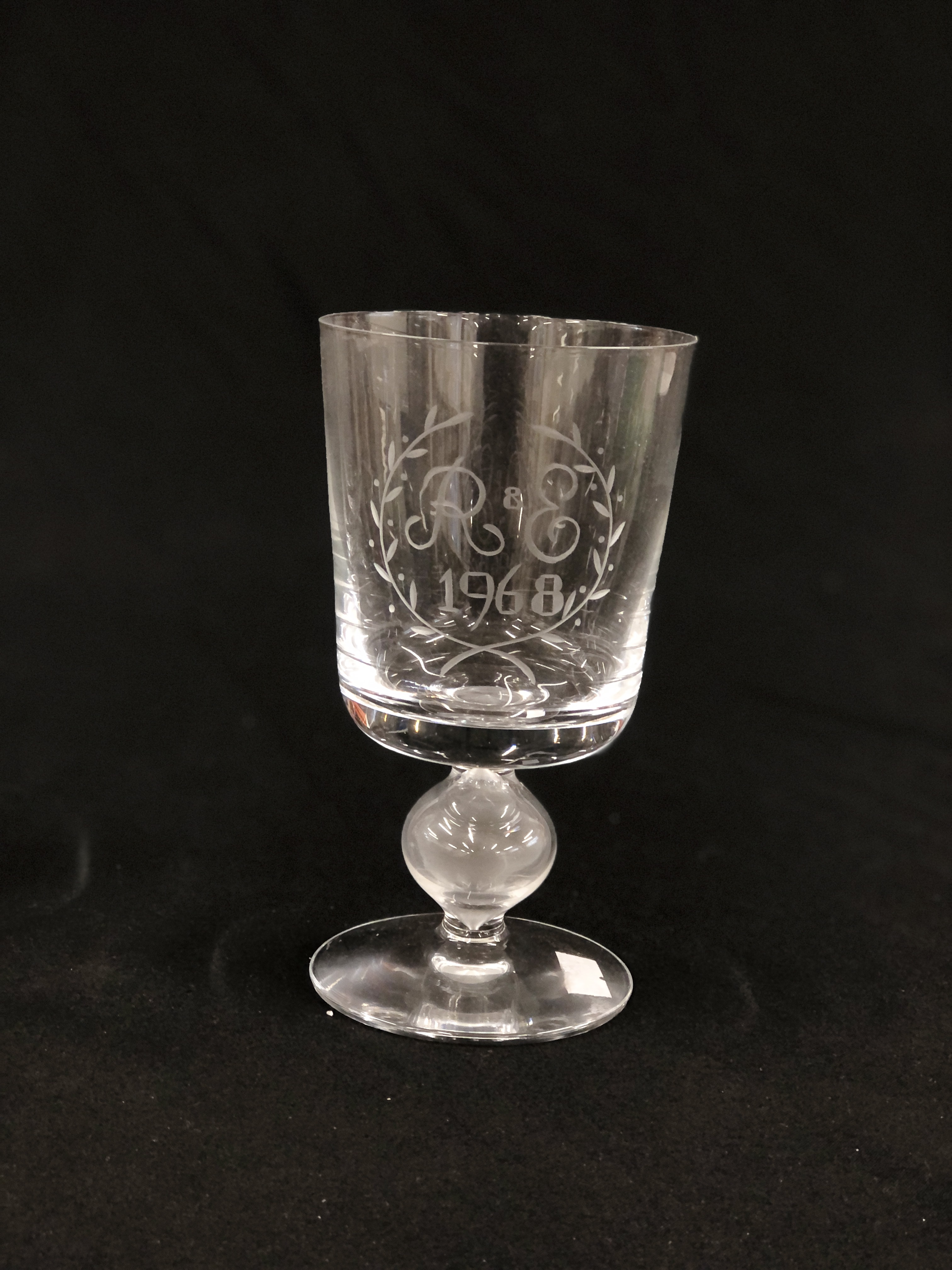 A GLASS GOBLET ENGRAVED AQUARIUS AND ANOTHER WITH MONOGRAM R & E 1968 APPROX 17CM H. - Image 6 of 9