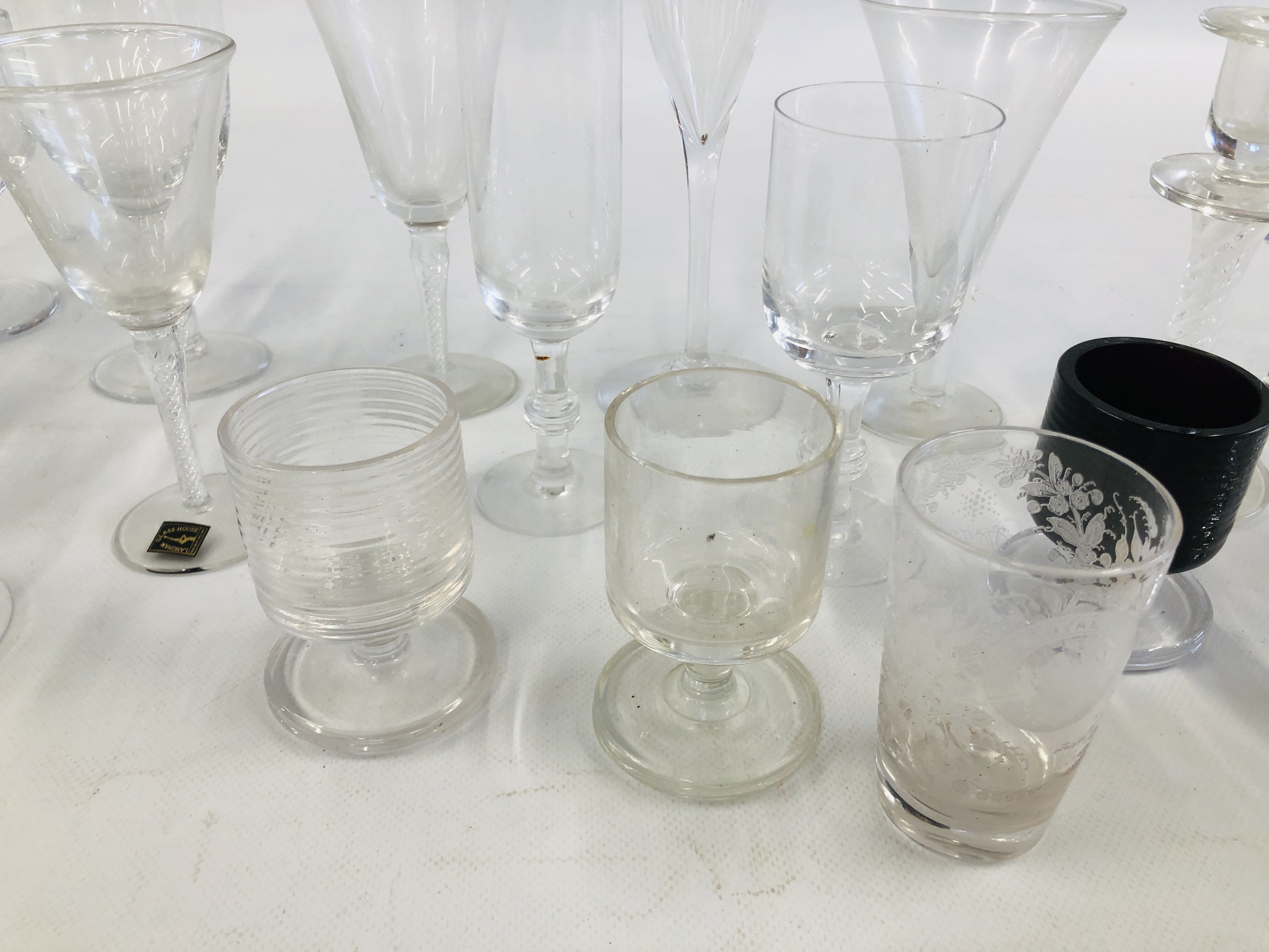 A COLLECTION OF VINTAGE AND MODERN GLASSWARE TO INCLUDE GLASSES MARKED LANGHAM AND SOME AIR TWIST - Image 4 of 8