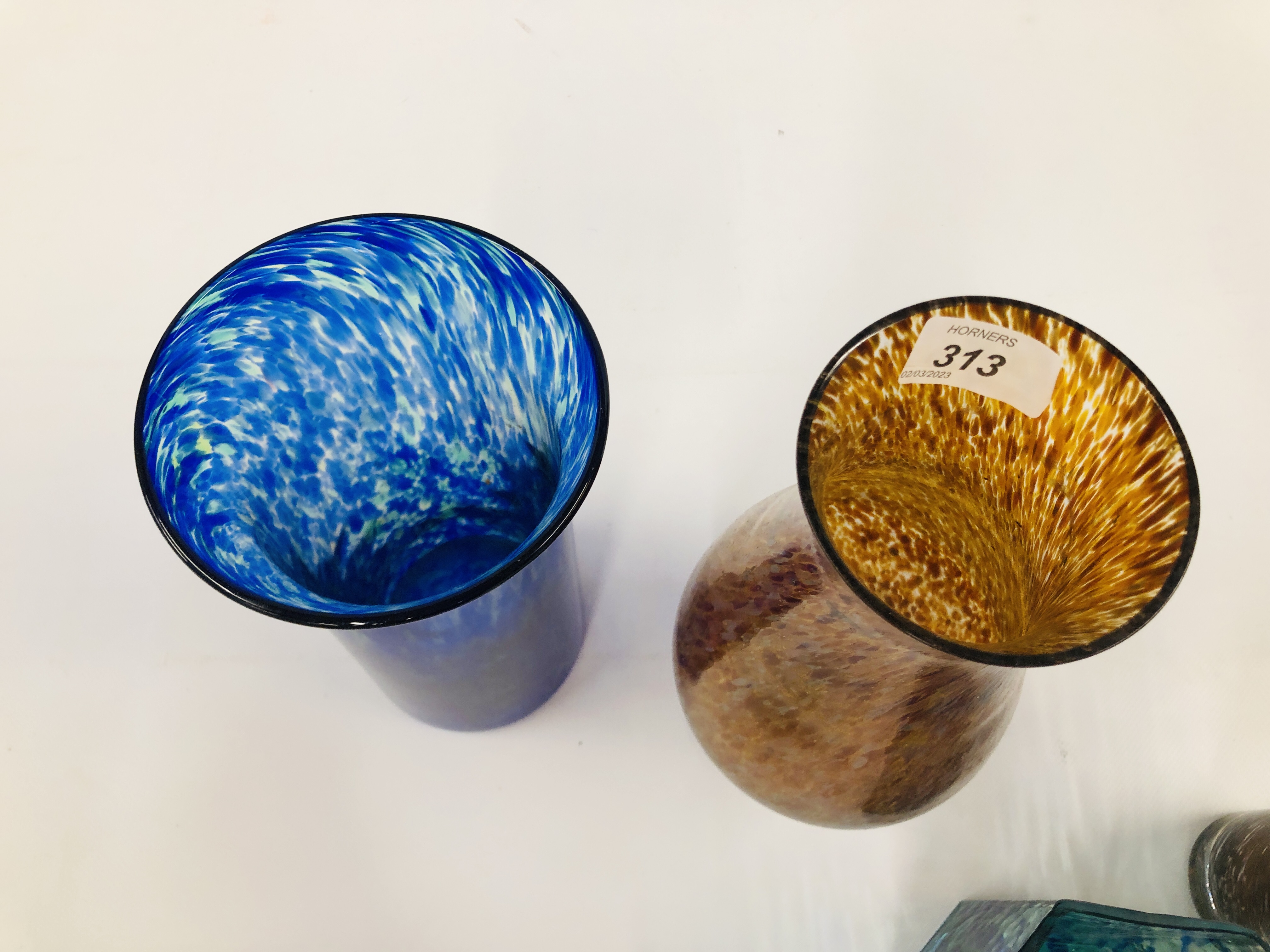 A GROUP OF ART GLASS STUDIO VASES TO INCLUDE MOTTLED AND WEDGEWOOD EXAMPLES. - Image 6 of 7