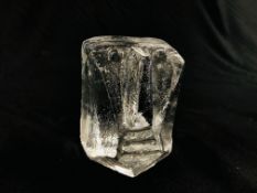 A SWEDISH 1960'S STYLE GLASS FIGURAL FACE SCULPTURE IN THE BODA STYLE, NO MAKERS LABEL. H 10CM.