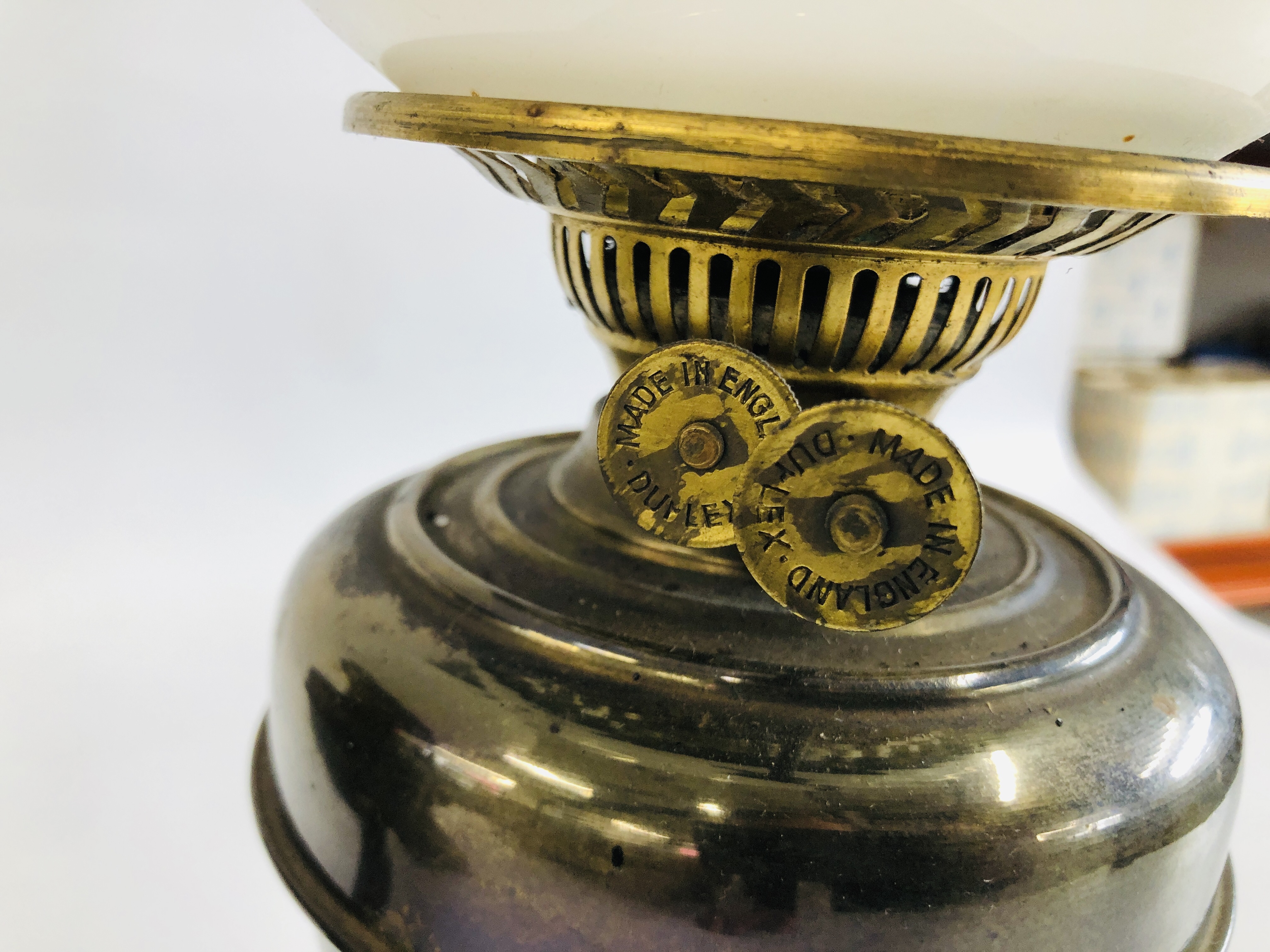 A GROUP OF 3 VINTAGE BRASS OIL LAMPS WITH CLEAR GLASS FUNNELS AND TWO WHITE GLASS SHADES - Image 5 of 7