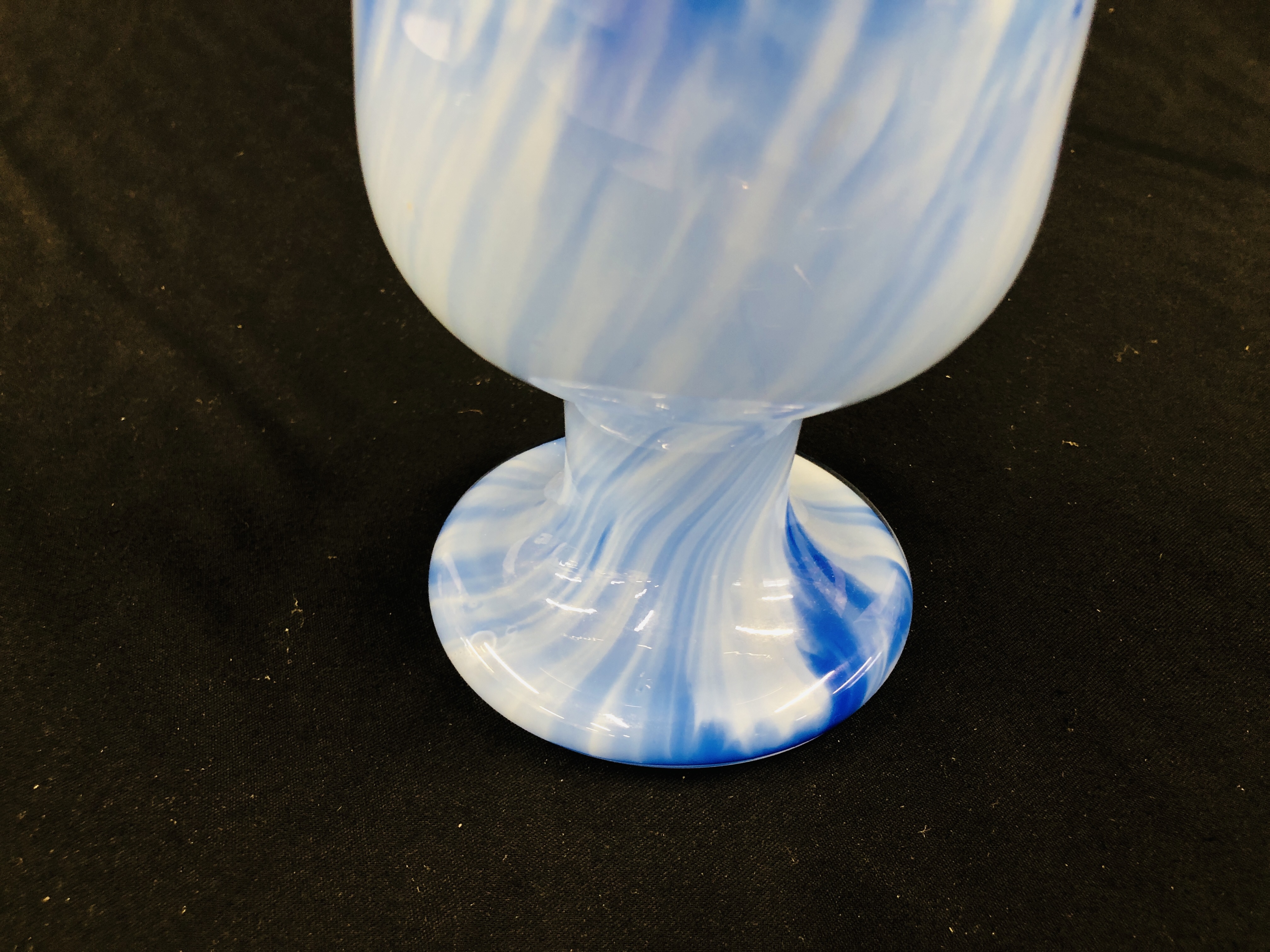 A MARBLED BLUE GOBLET WITH GREEN RIM, - Image 4 of 7