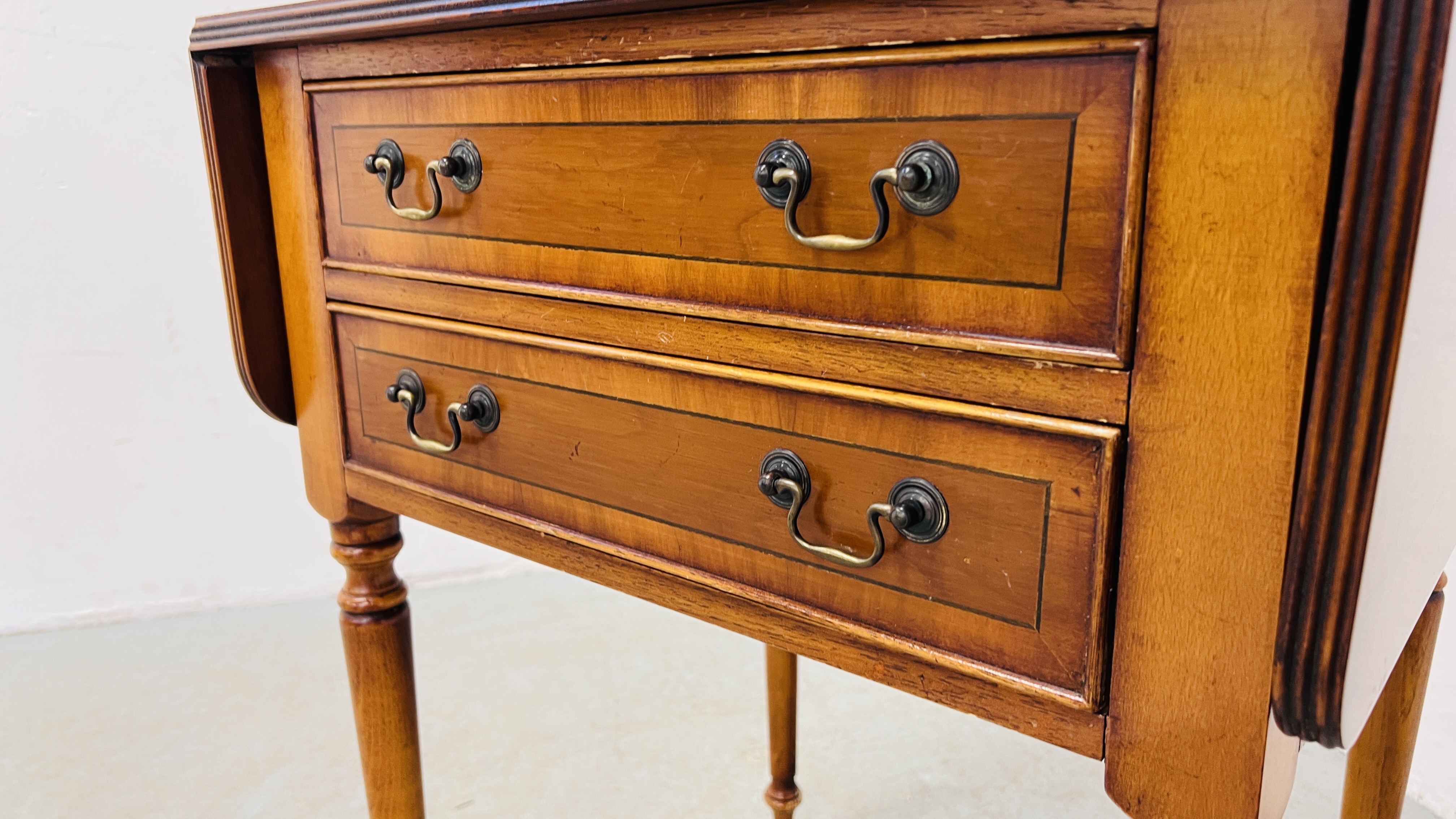 A REPRODUCTION YEW WOOD DROP LEAF OCCASIONAL TABLE WITH TWO FRIEZE DRAWERS. - Image 3 of 7