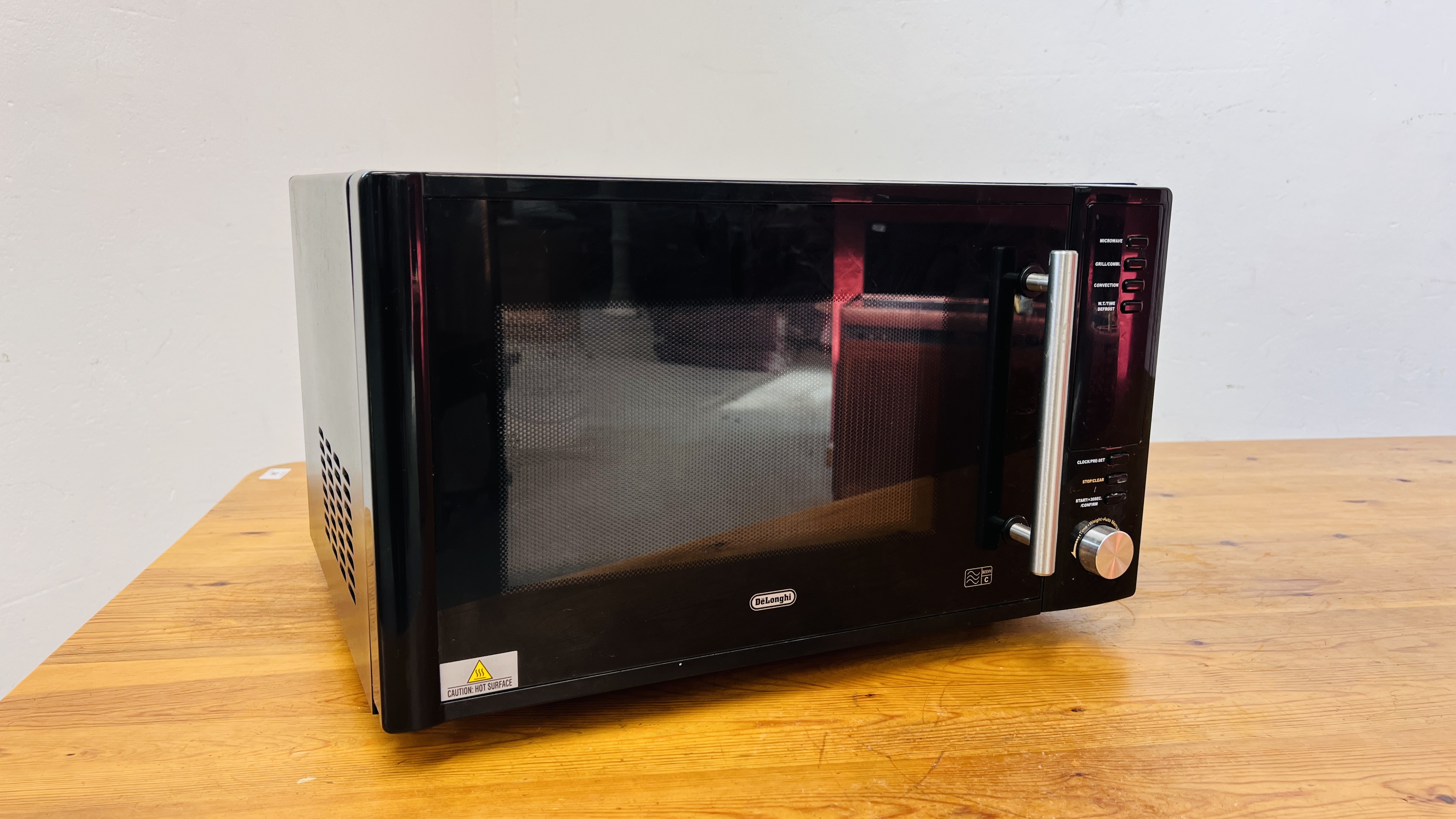 DELONGHI MICROWAVE OVEN, BLACK FINISH. - SOLD AS SEEN.