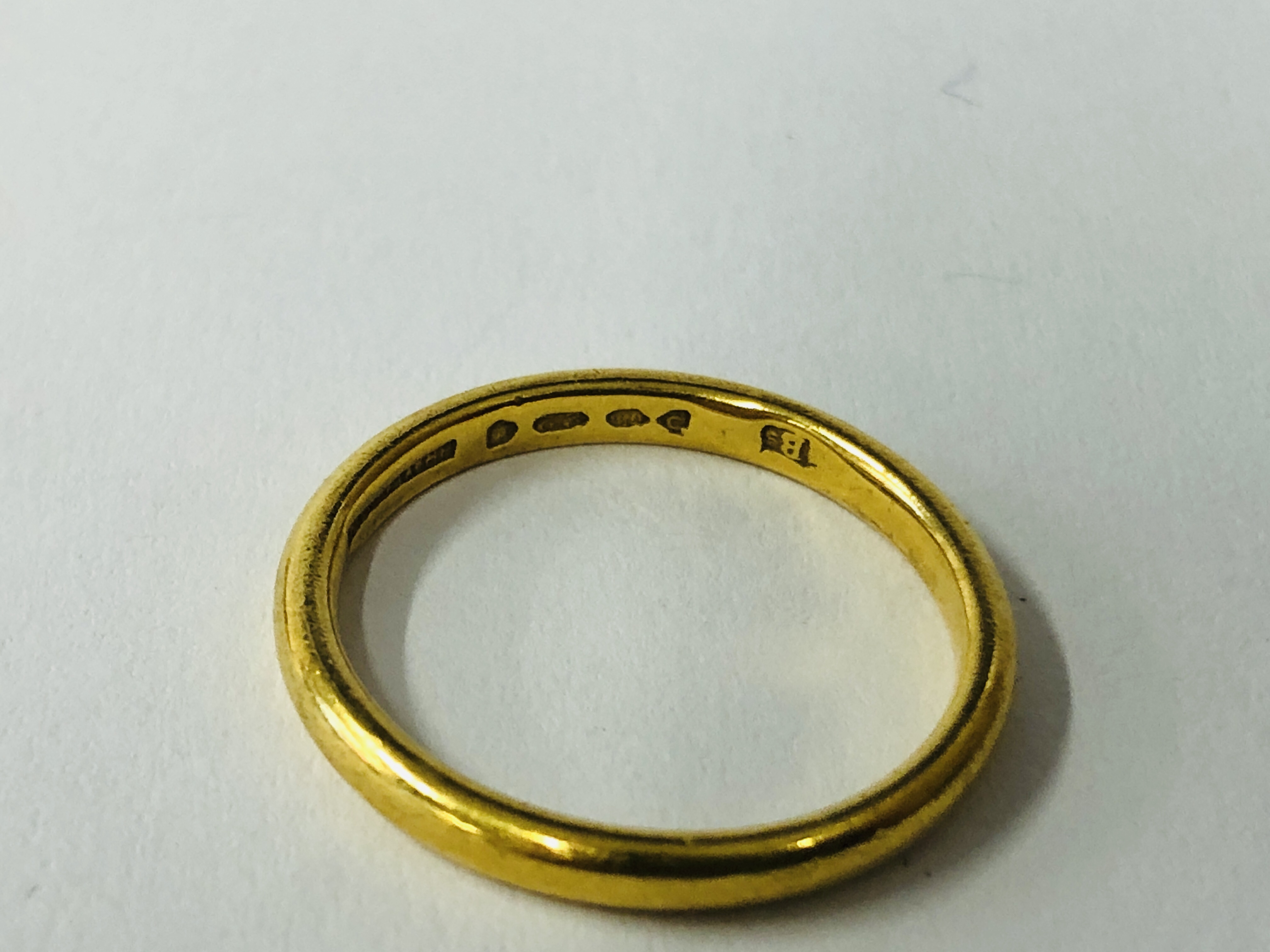 A LADIES 22CT GOLD WEDDING BAND AND A FURTHER 22CT GOLD WEDDING BAND (CUT). - Image 5 of 9