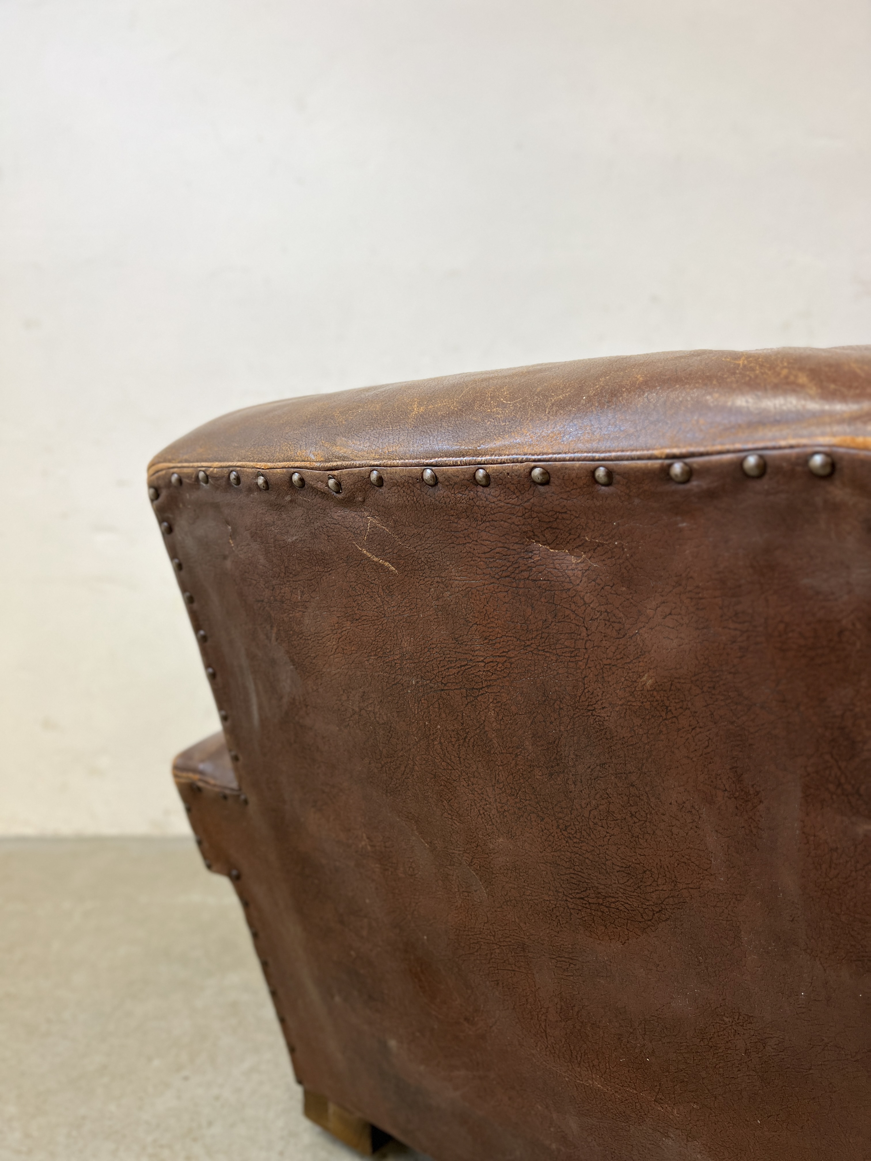 A 1930'S BROWN LEATHER CLUB CHAIR WITH STUDDED DETAIL H 78CM X W 83CM X D 87CM. - Image 11 of 11