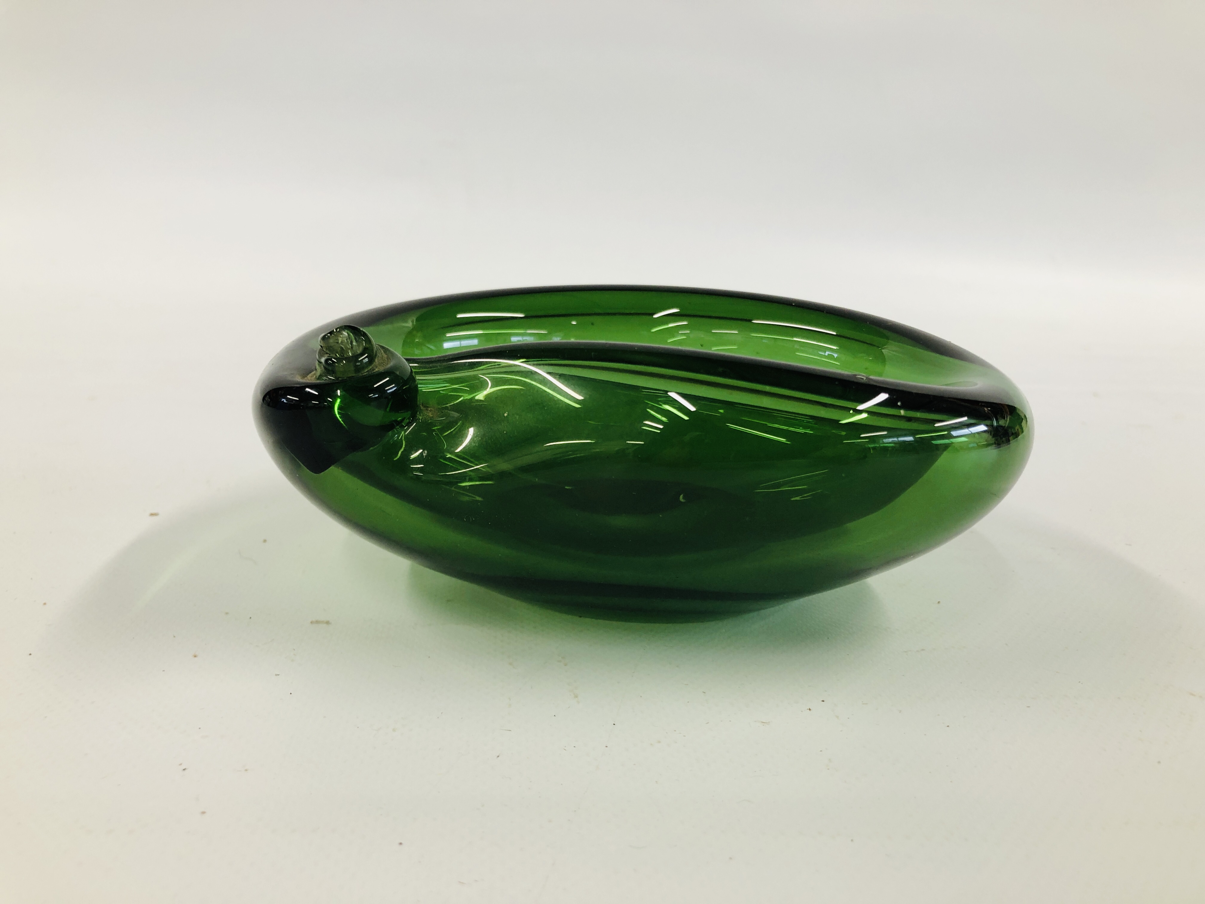 A SWEDISH GULLASKRUF GREEN GLASS BOWL BY HUGO GEHLIN, 17CM WIDE. - Image 2 of 5