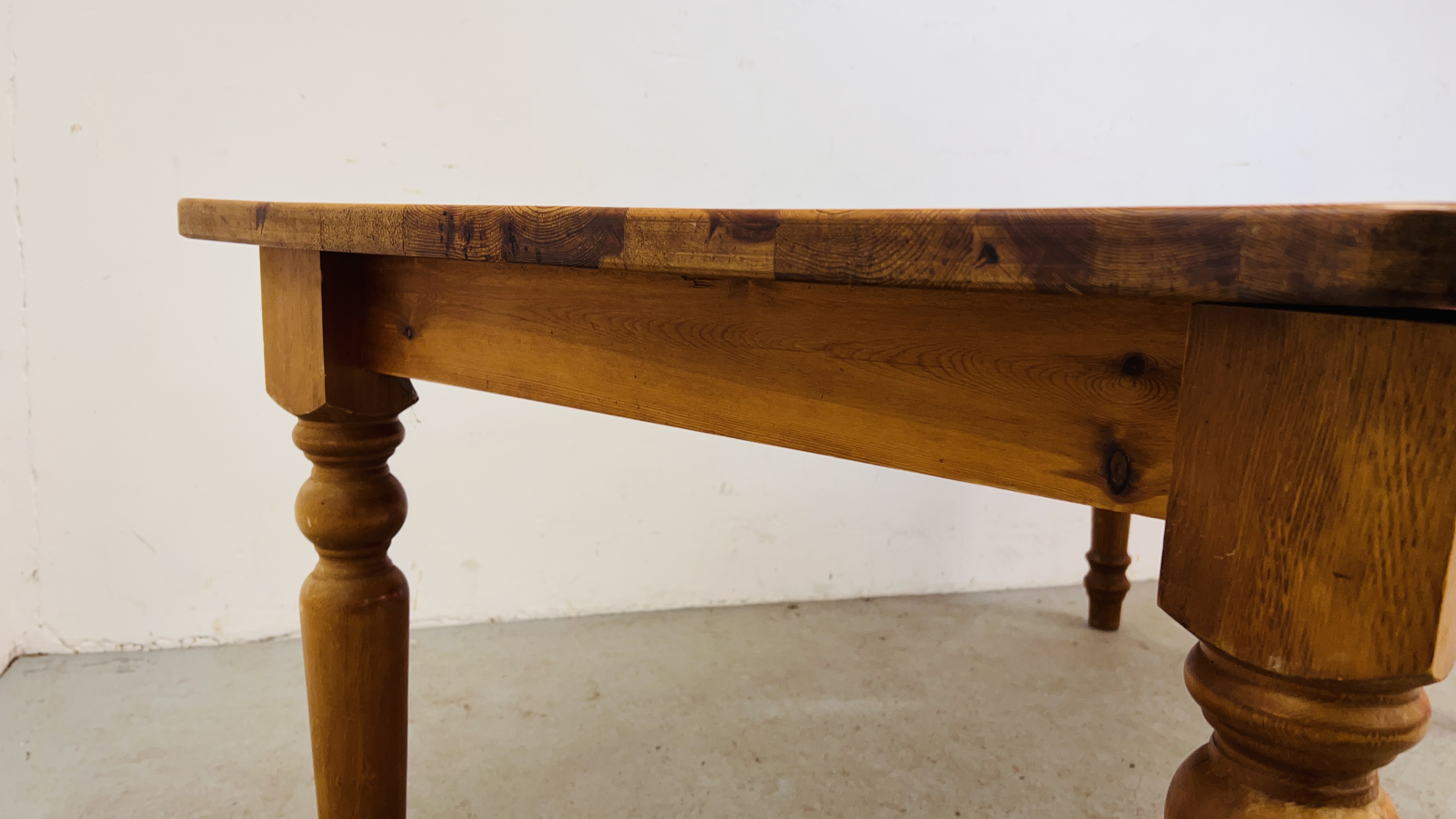 A WAXED PINE KITCHEN TABLE ON TURNED LEGS. - Image 5 of 8