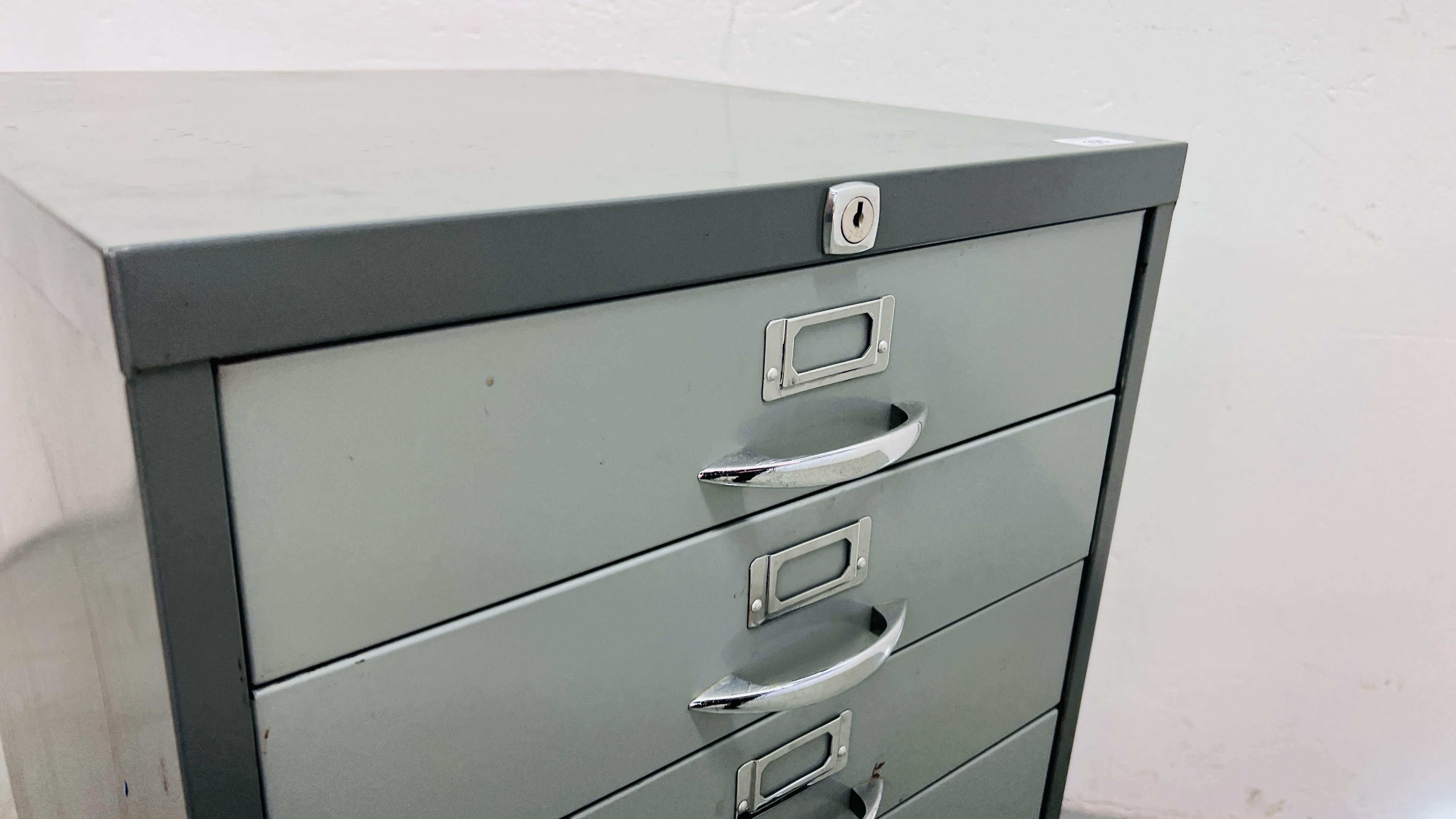 A STEEL 4 DRAWER FILING CABINET. - Image 2 of 4