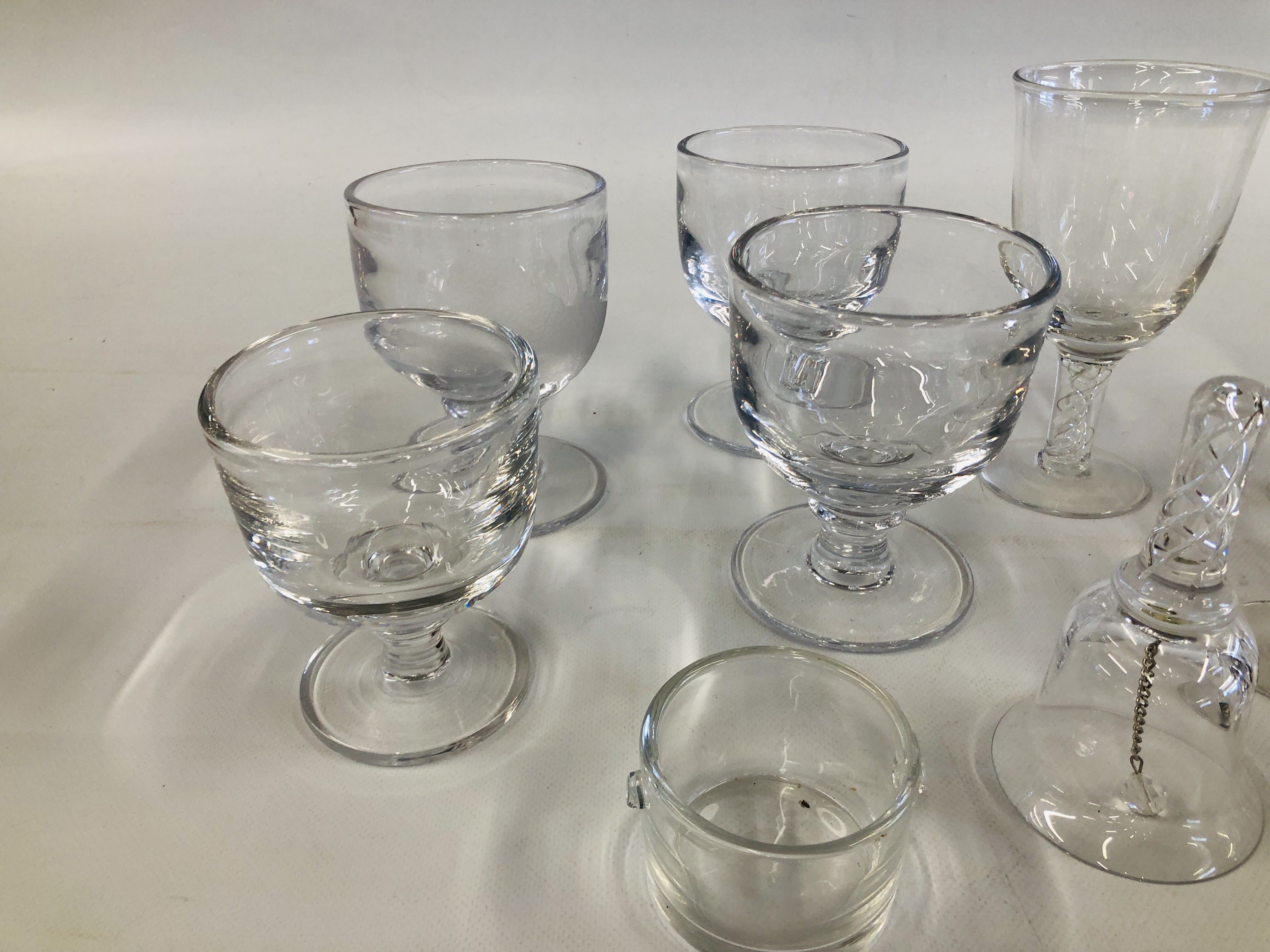 A COLLECTION OF VINTAGE AND MODERN GLASSWARE TO INCLUDE GLASSES MARKED LANGHAM AND SOME AIR TWIST - Image 7 of 8