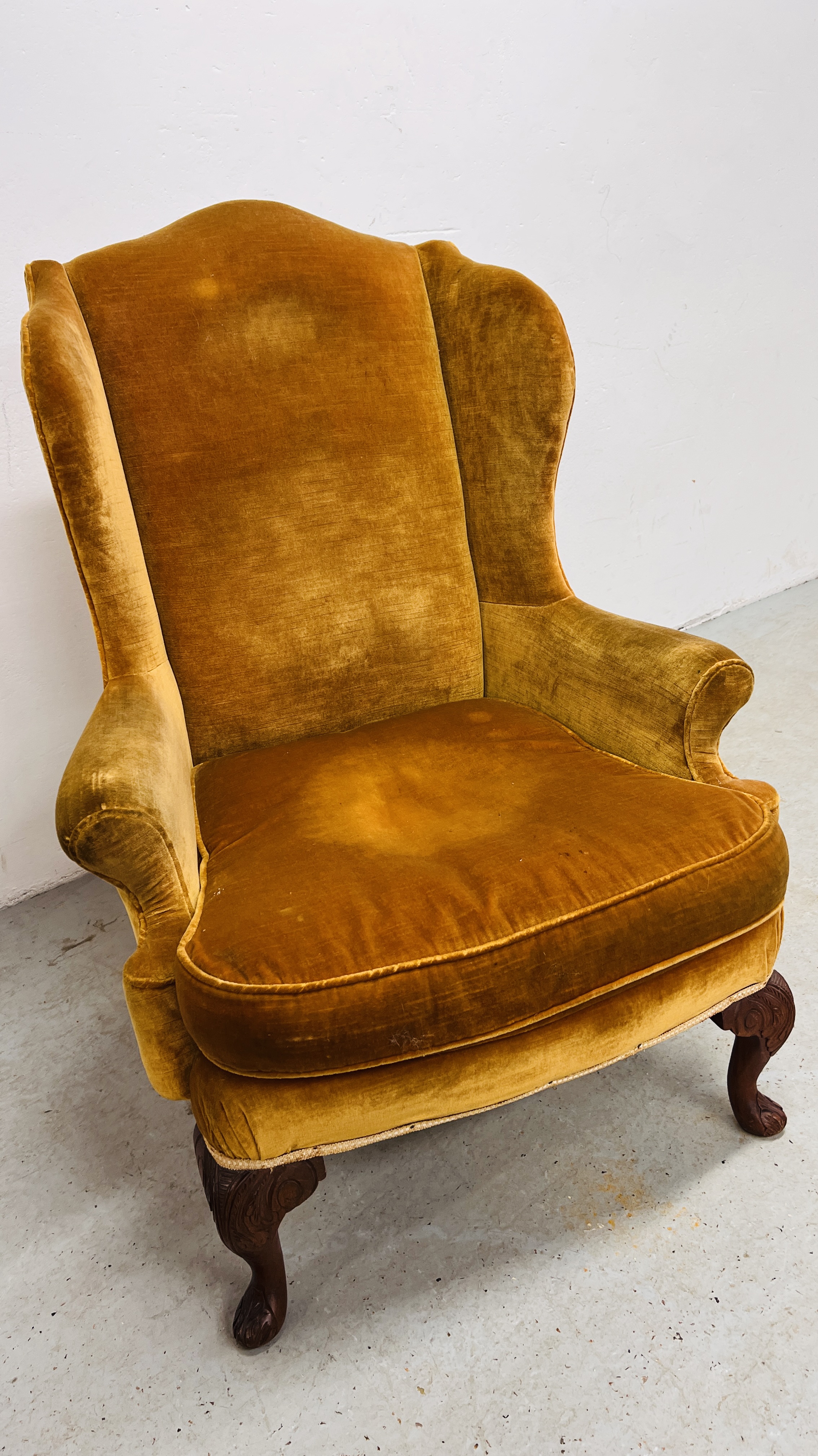 A MAHOGANY WINGED ARMCHAIR (COVER STAINED) - Image 6 of 7