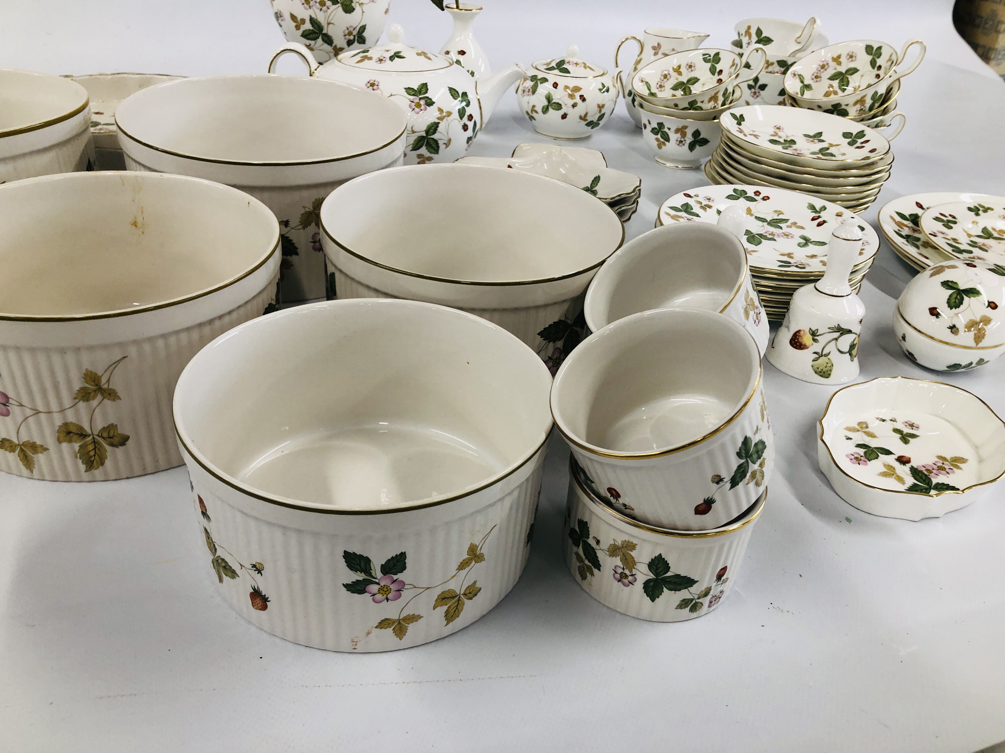 A COLLECTION OF "WEDGEWOOD" WILD STRAWBERRY TEA AND DINNER WARE TO INCLUDE TEA CUPS AND SAUCERS, - Image 11 of 13